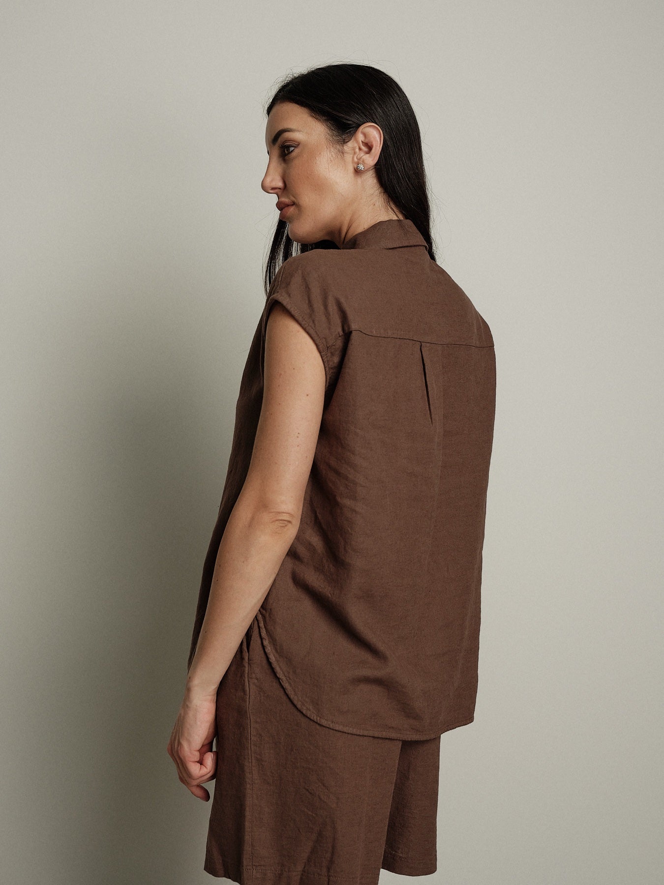 Camicia smanicata Essenziale moro PREORDINE 26/06 TG. S