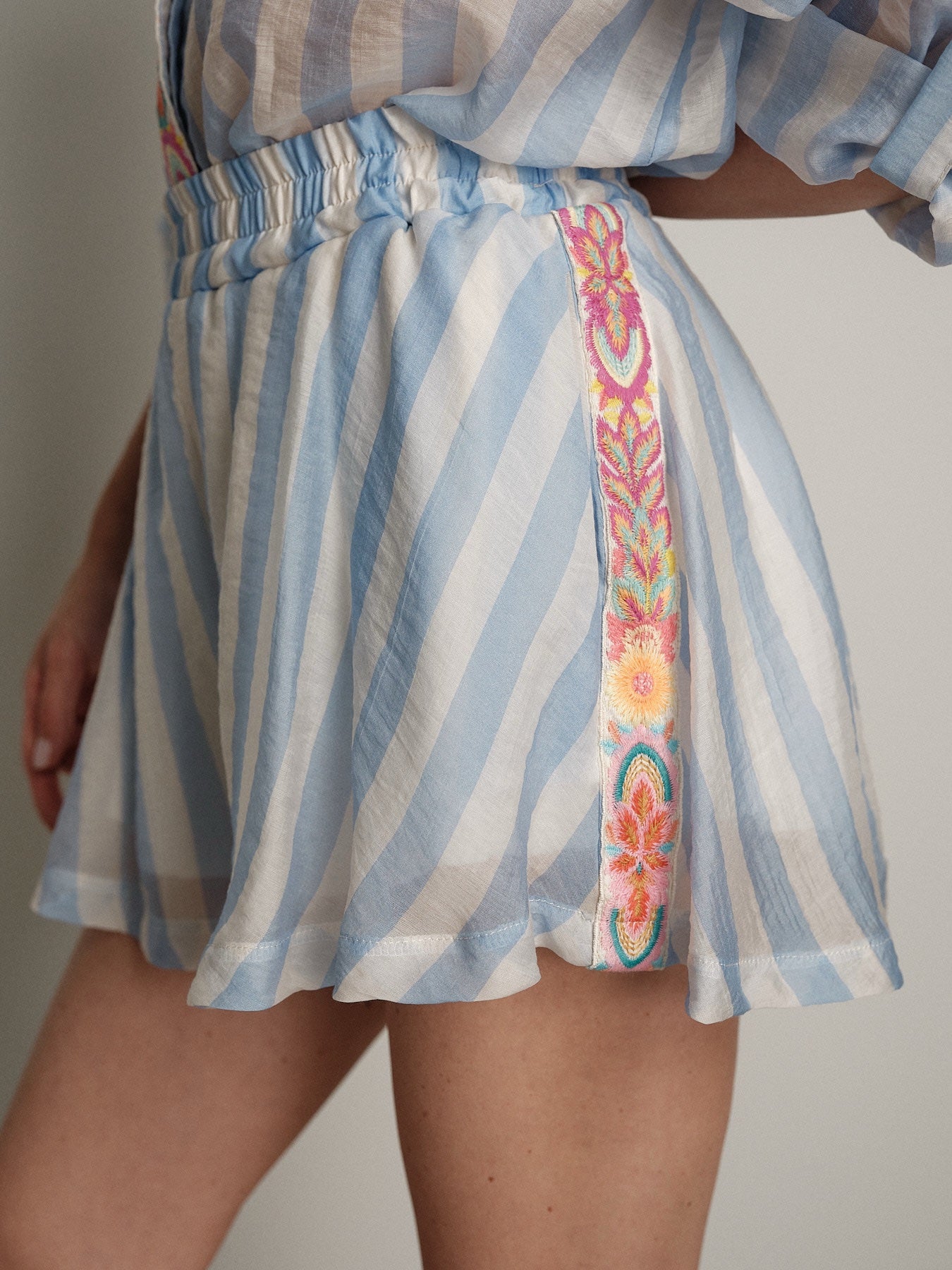 Shorts passamaneria multicolor riga azzurra