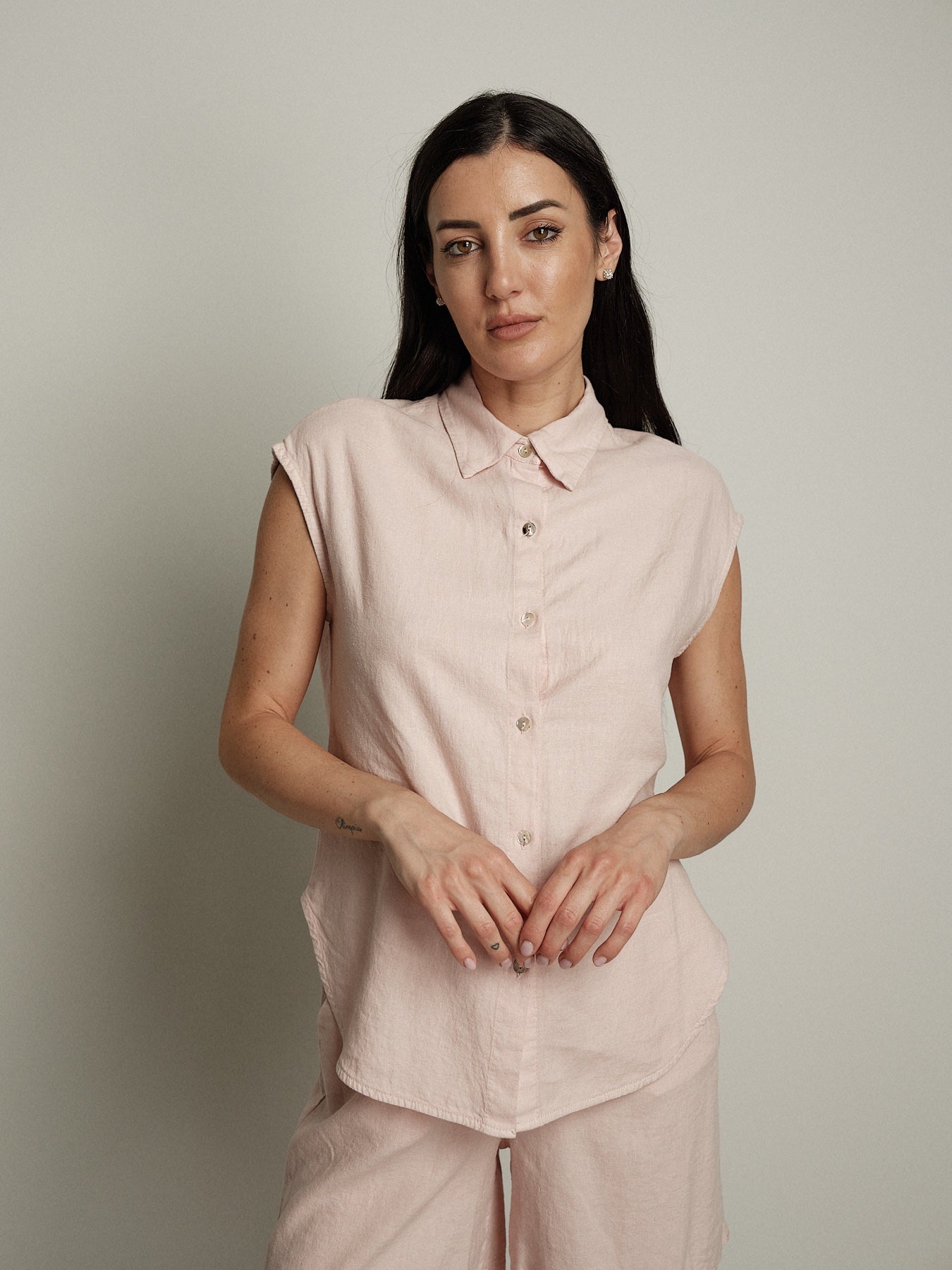 Camicia smanicata Essenziale cipria