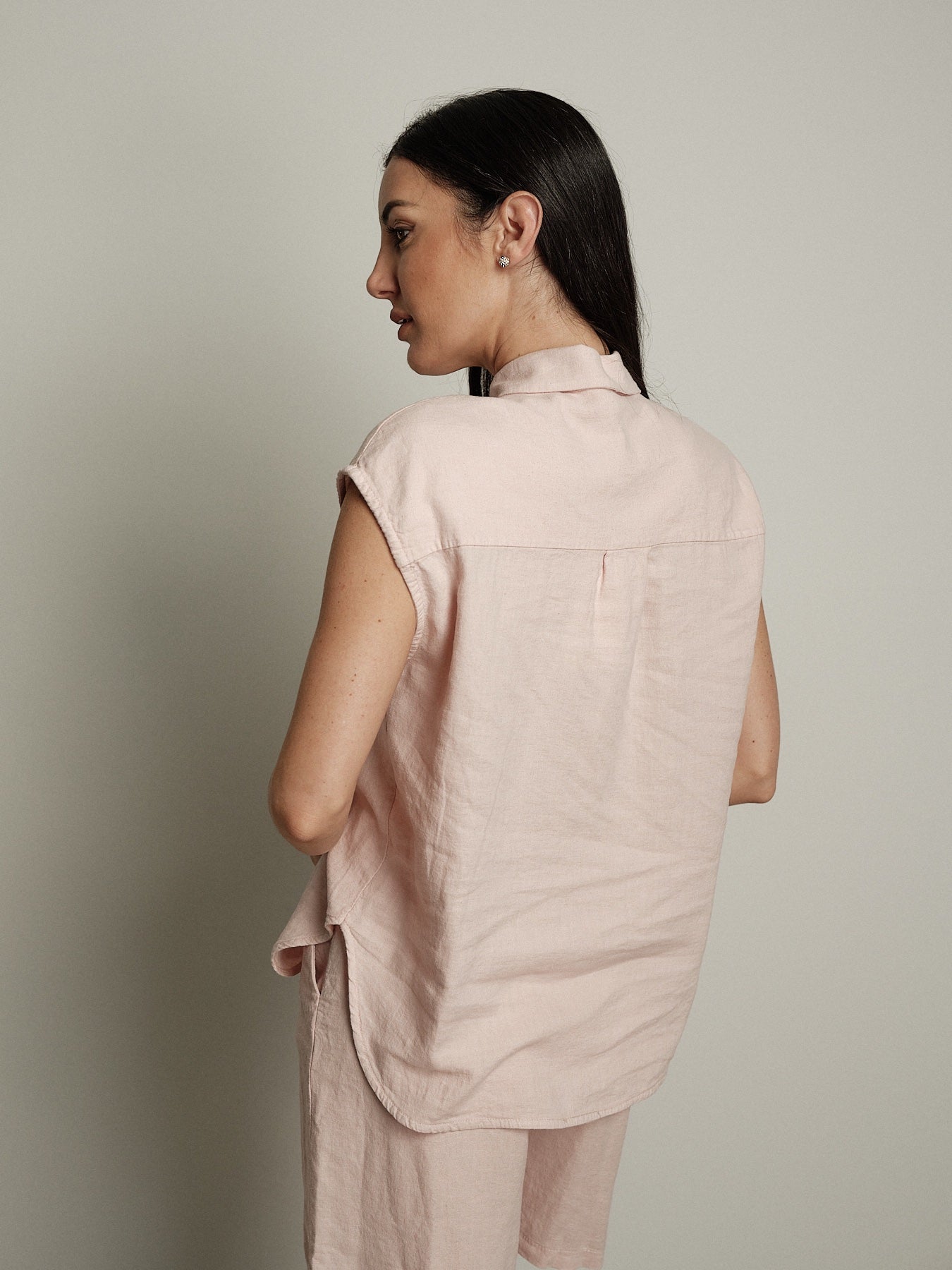 Camicia smanicata Essenziale cipria