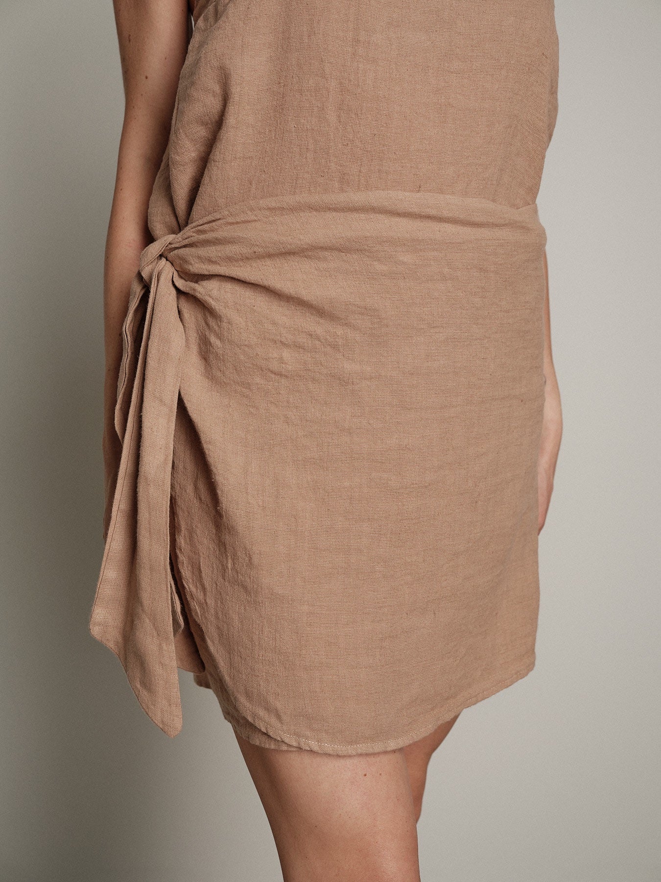 Top in lino sabbia