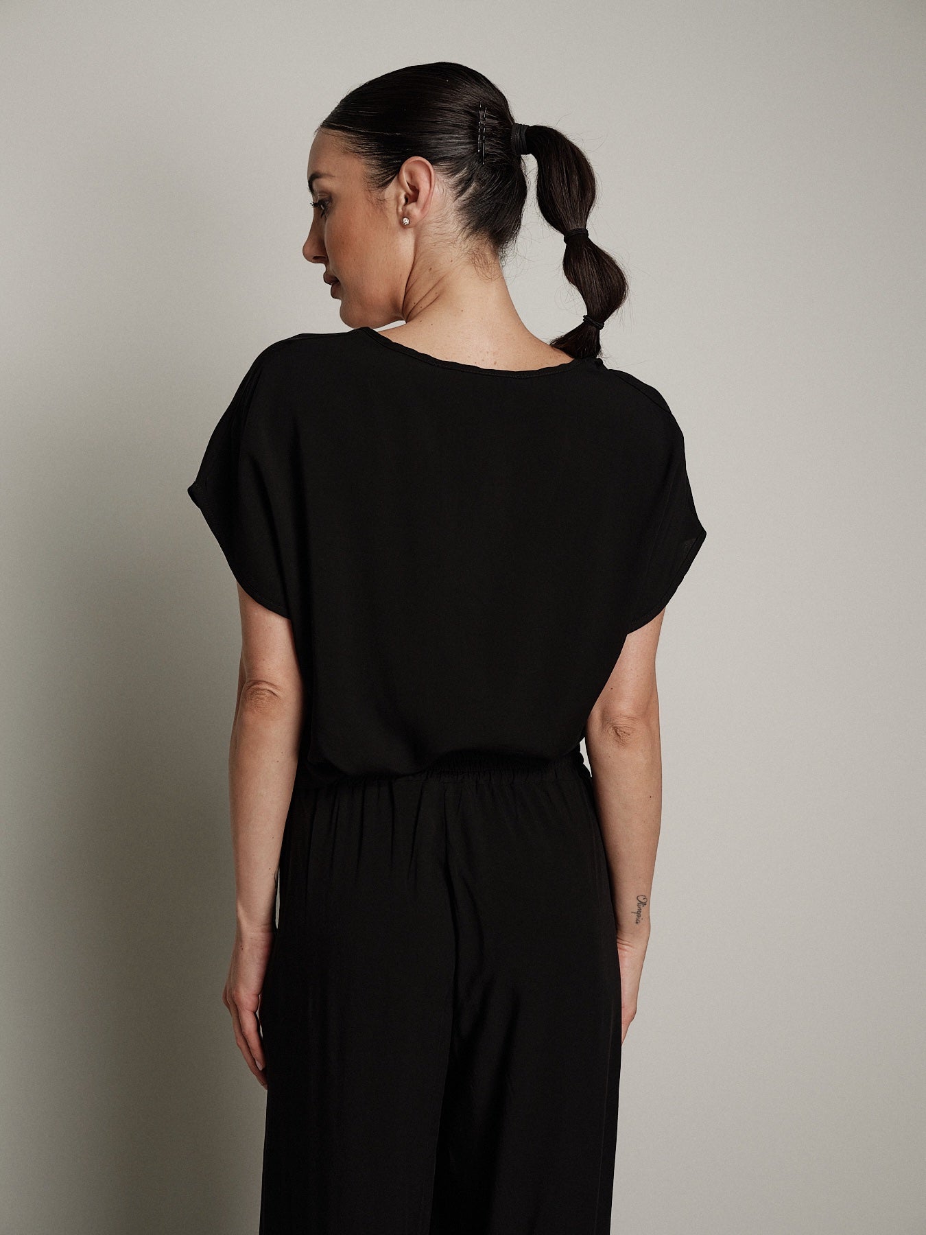 Top scollo v Alice nero
