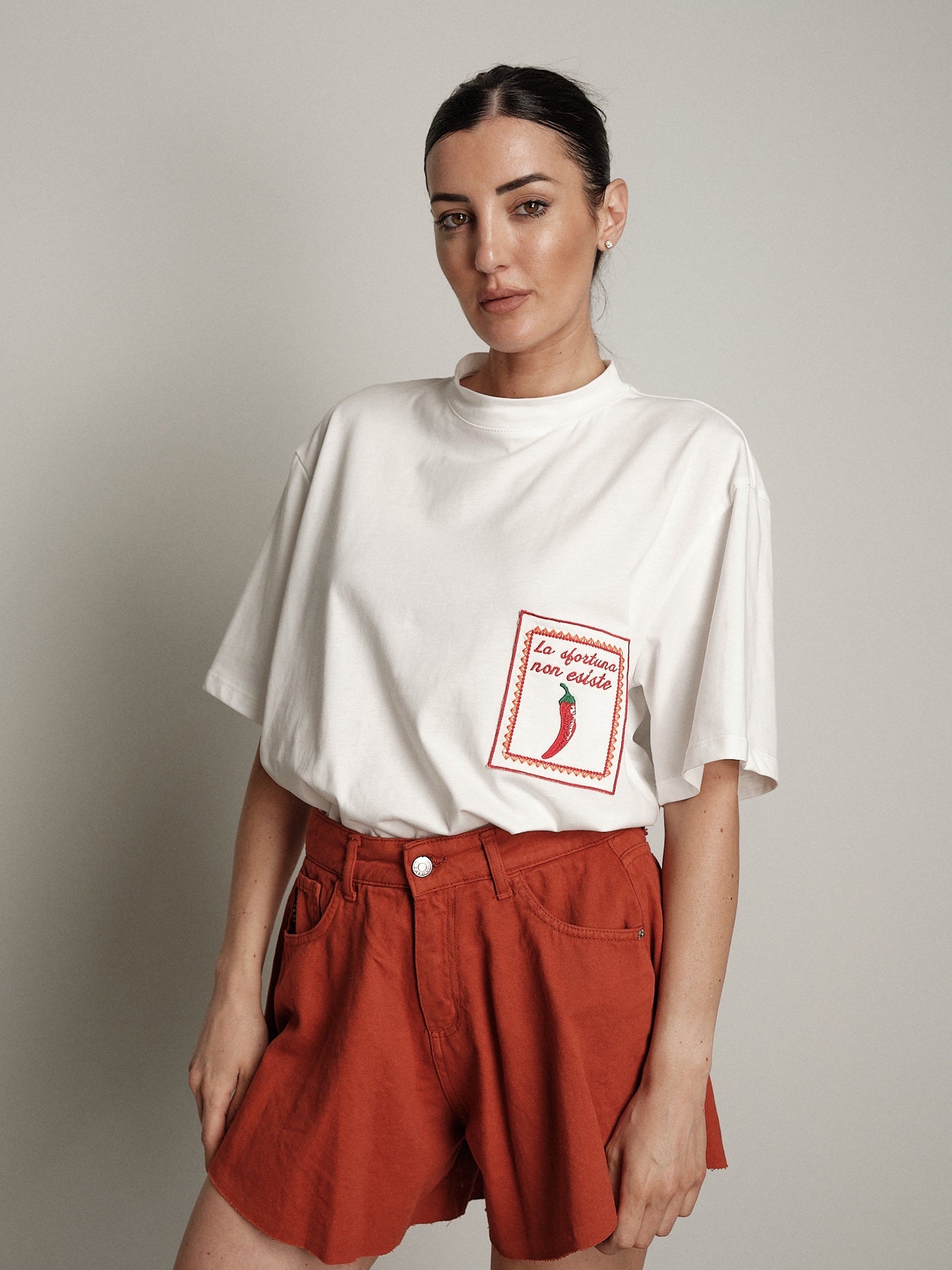 T-shirt over tasca peperoncino