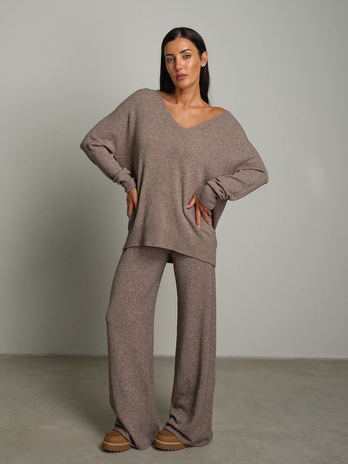 Completo in maglia scollo V over - Tortora