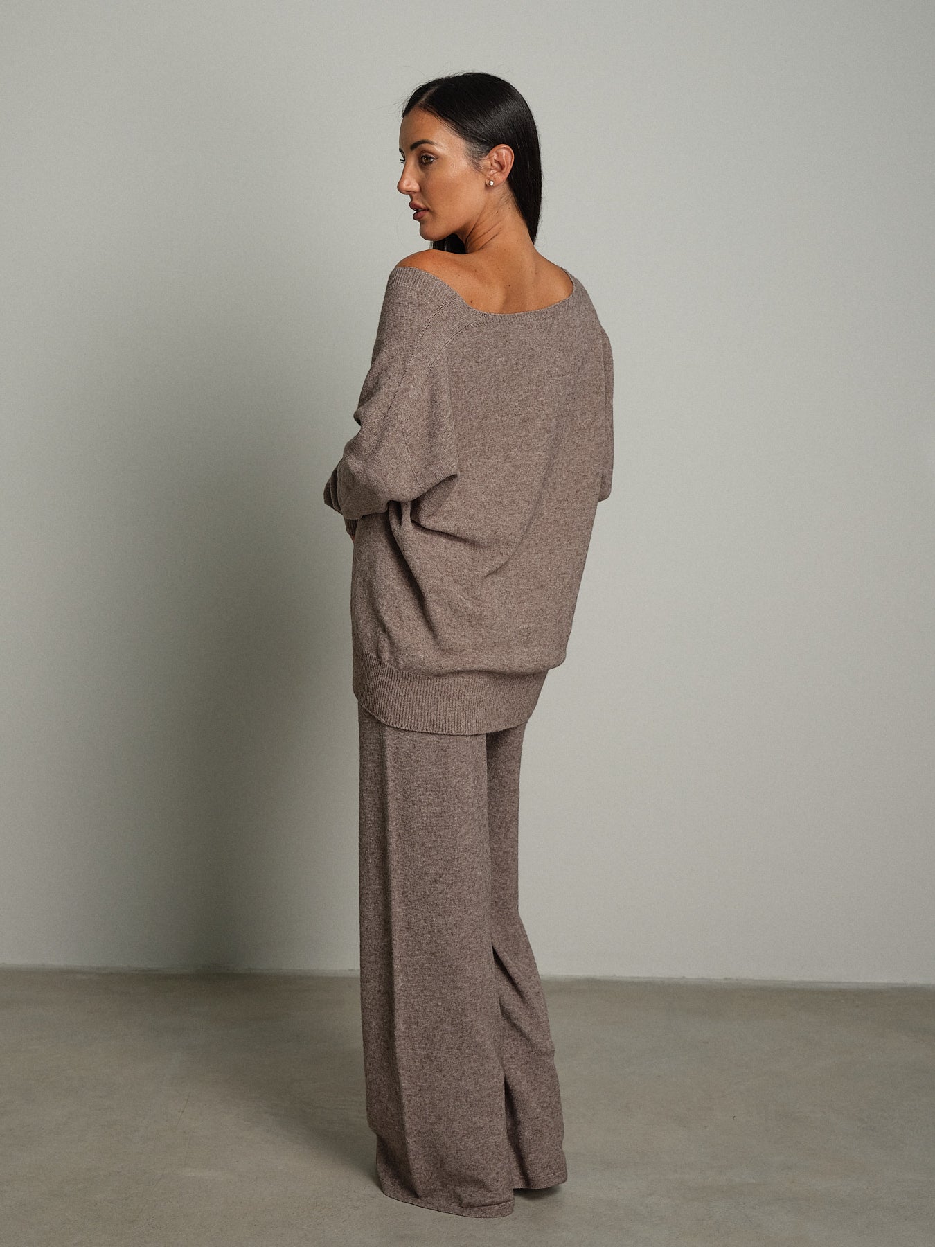 Completo in maglia scollo V over - Tortora