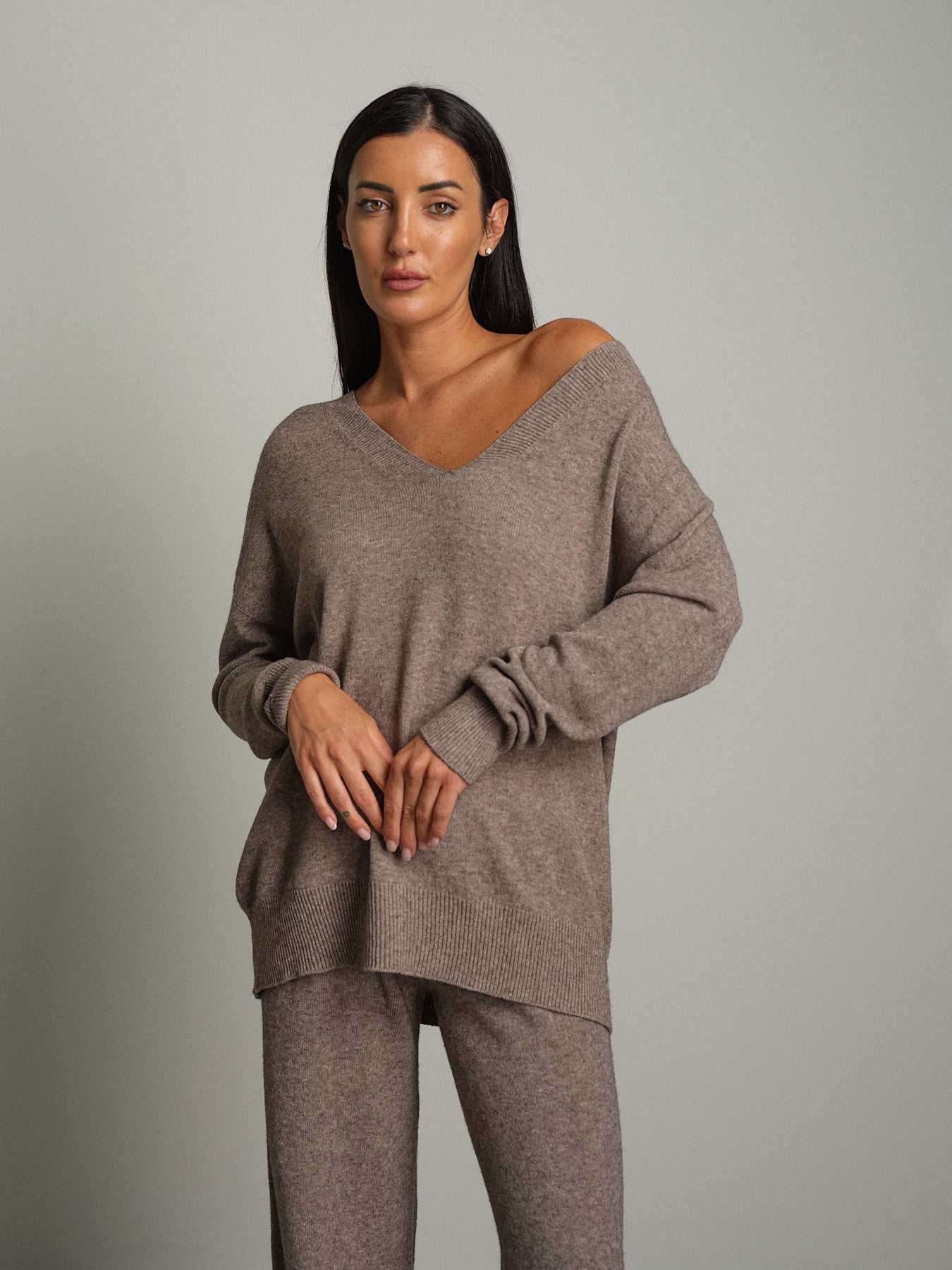 Completo in maglia scollo V over - Tortora