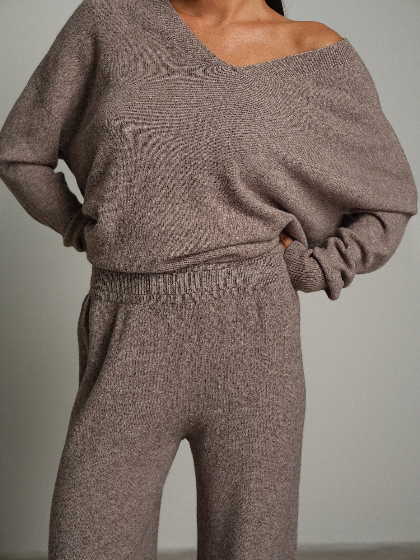 Completo in maglia scollo V over - Tortora