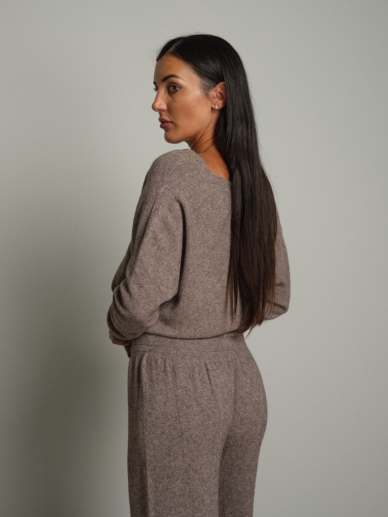 Completo in maglia scollo V over - Tortora