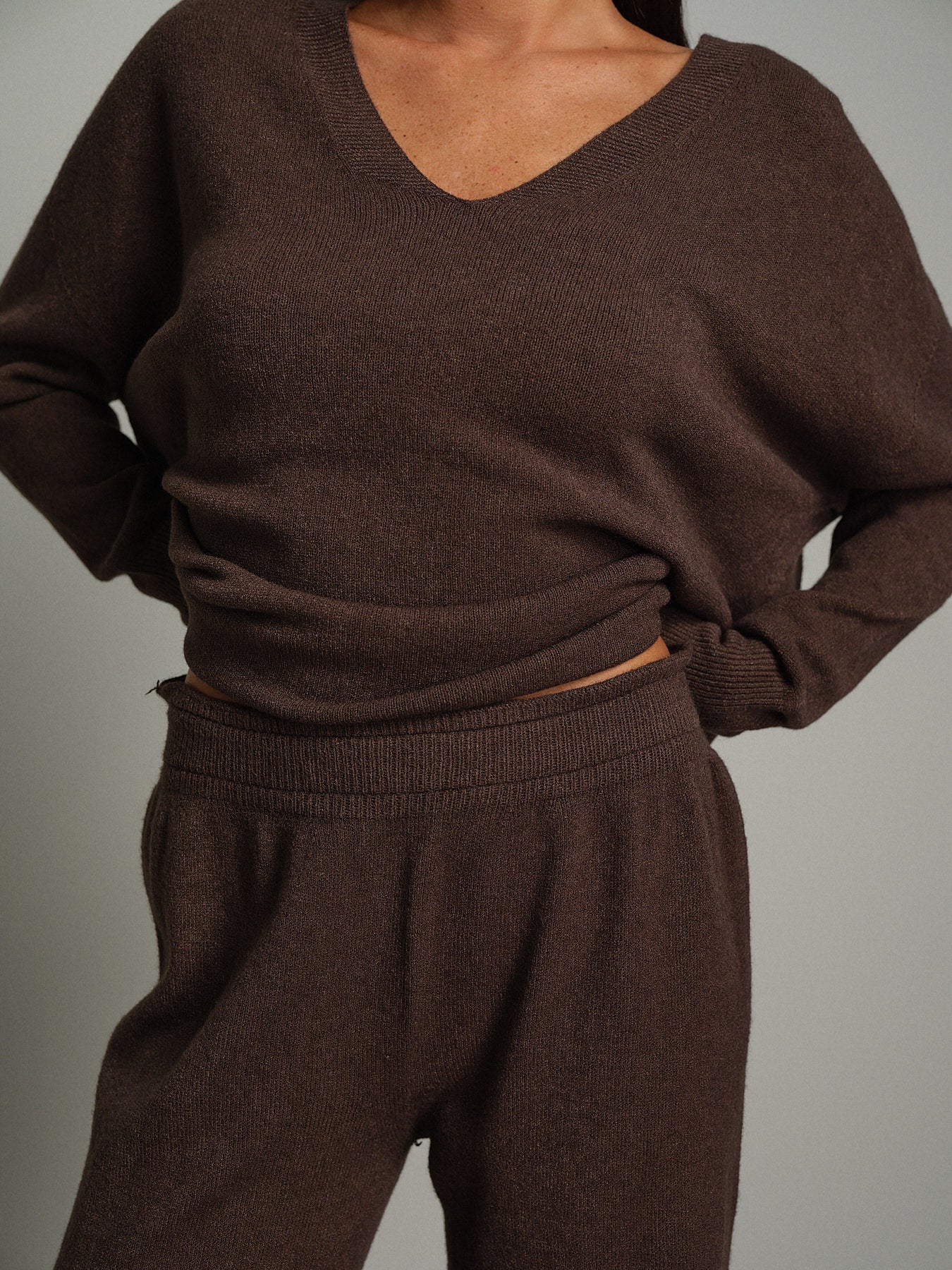 Completo in maglia scollo V over - moro