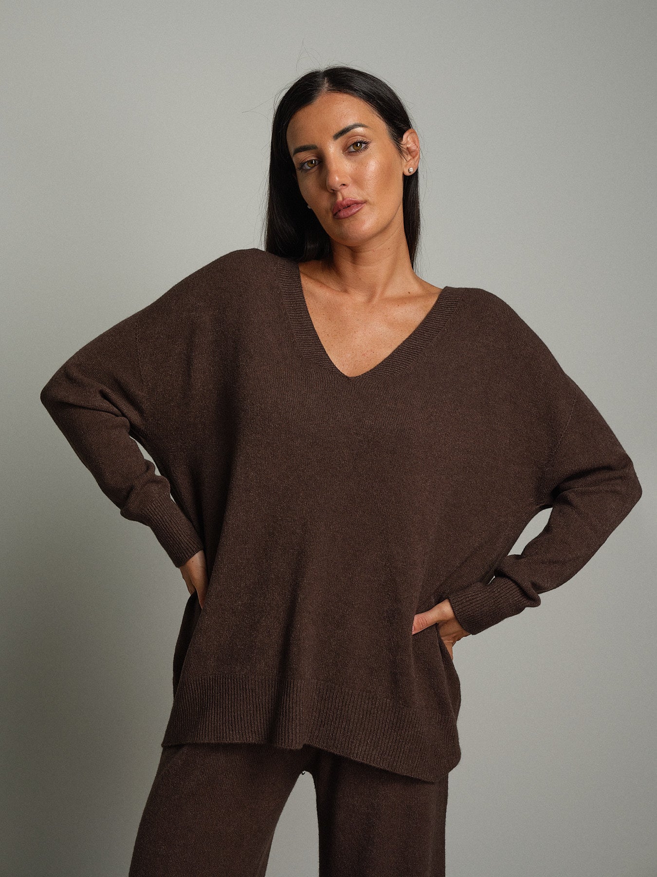 Completo in maglia scollo V over - moro