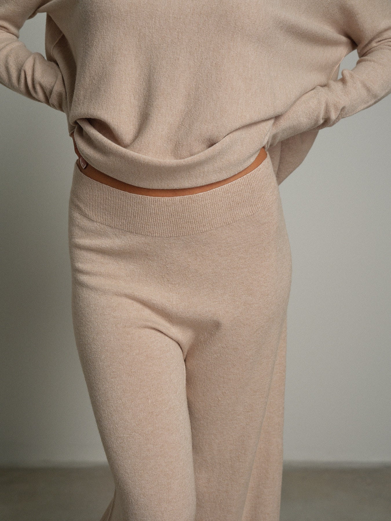 Completo in maglia scollo barca - Beige