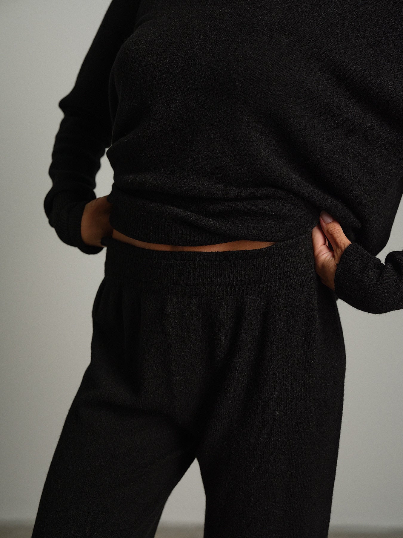 Completo in maglia scollo V over - Nero
