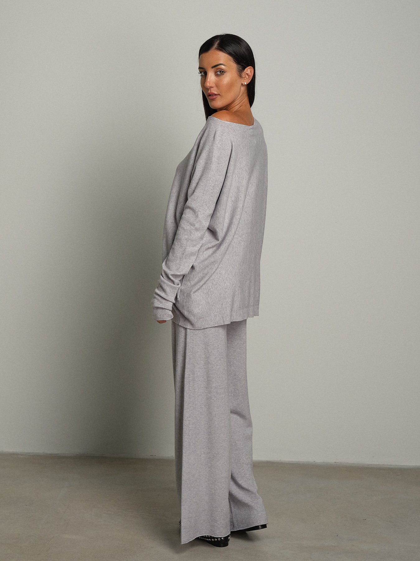 Completo in maglia scollo barca - Grigio perla