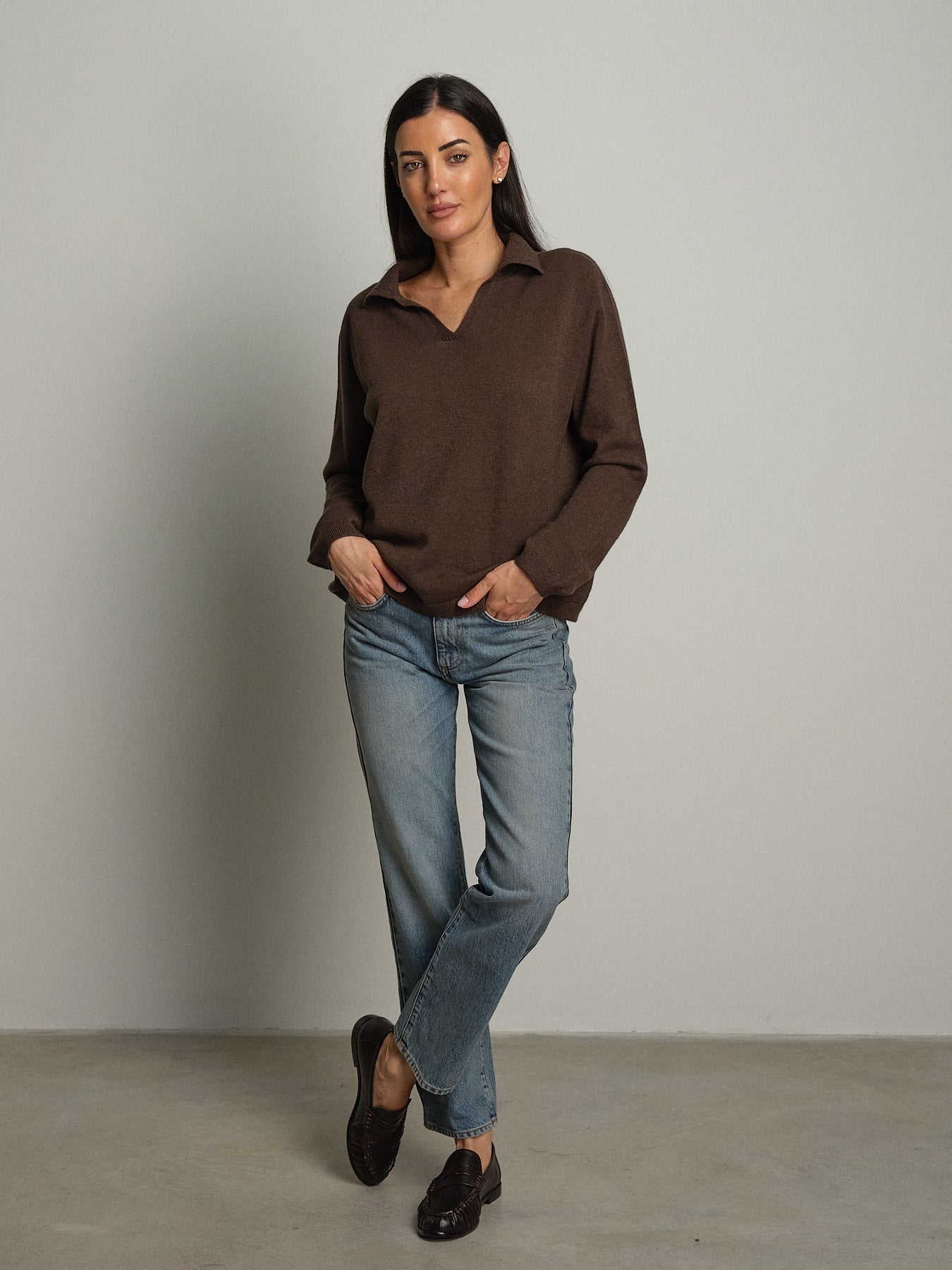 polo scollo v in maglia - Caffè