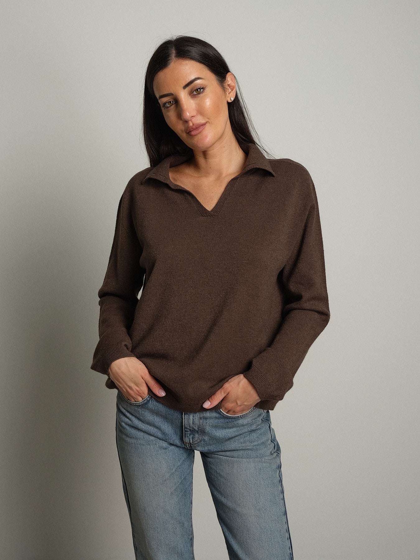 polo scollo v in maglia - Caffè