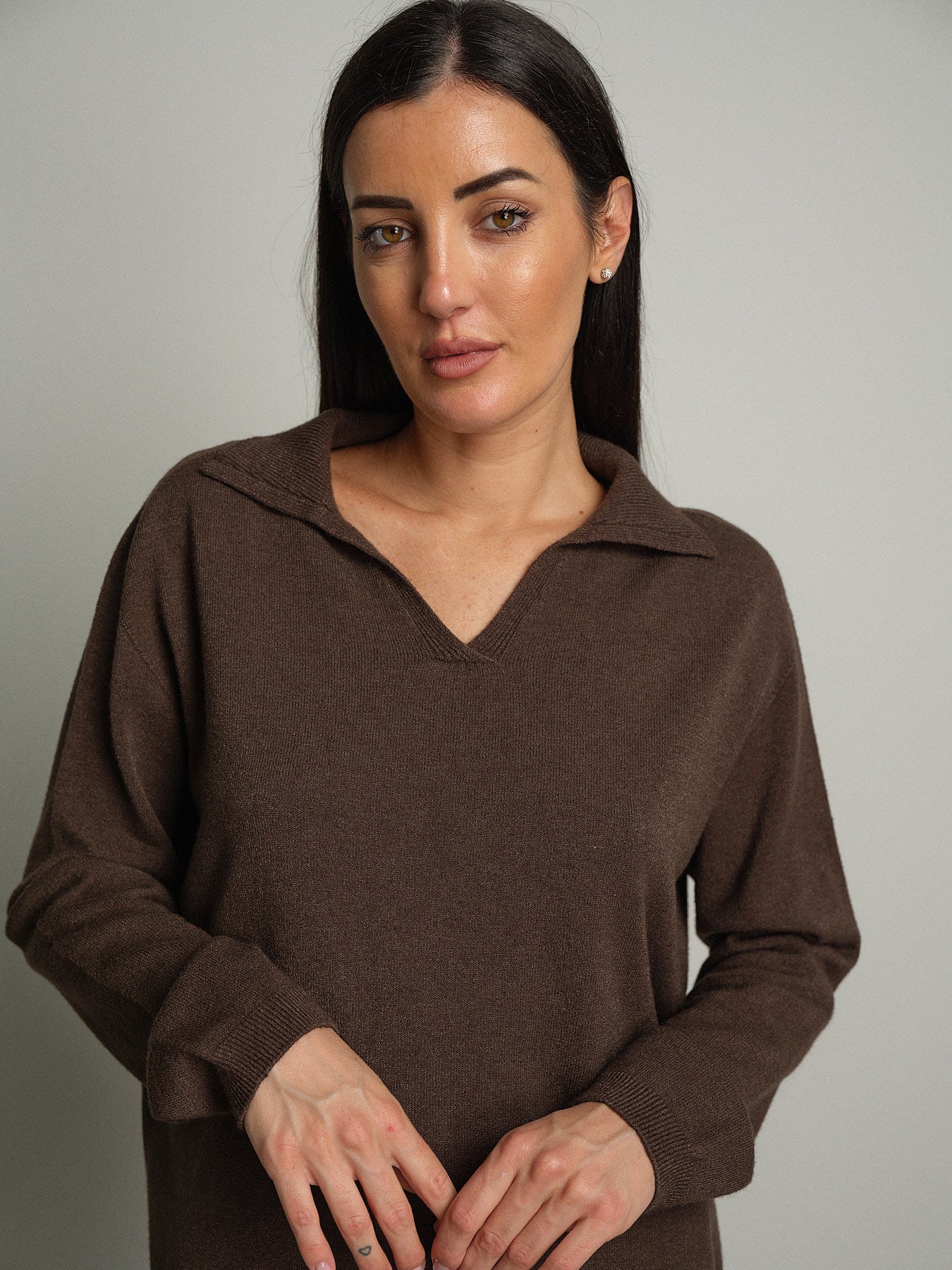 polo scollo v in maglia - Caffè