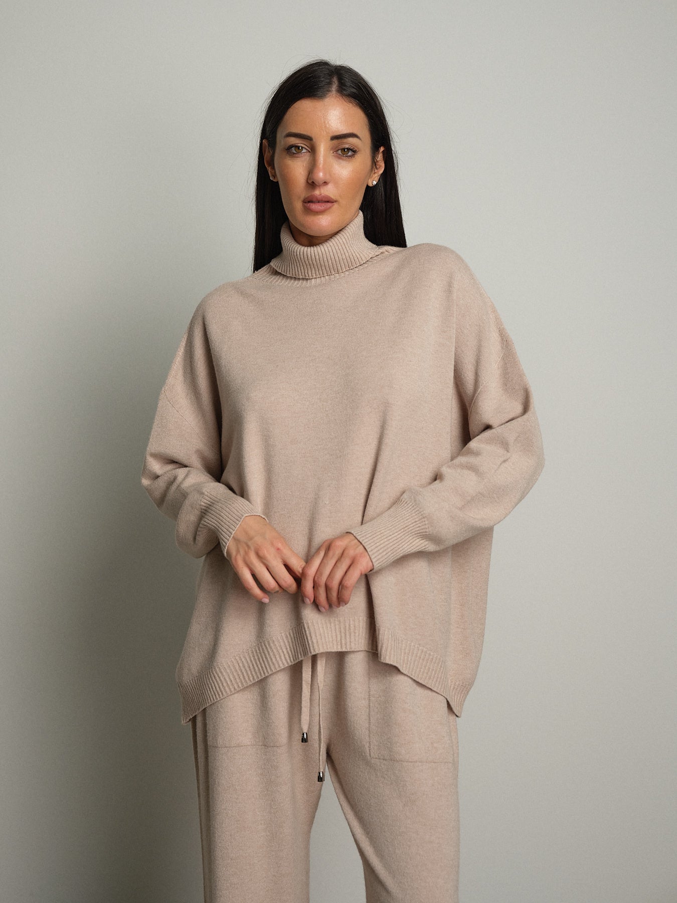 completo in maglia dolcevita - Beige