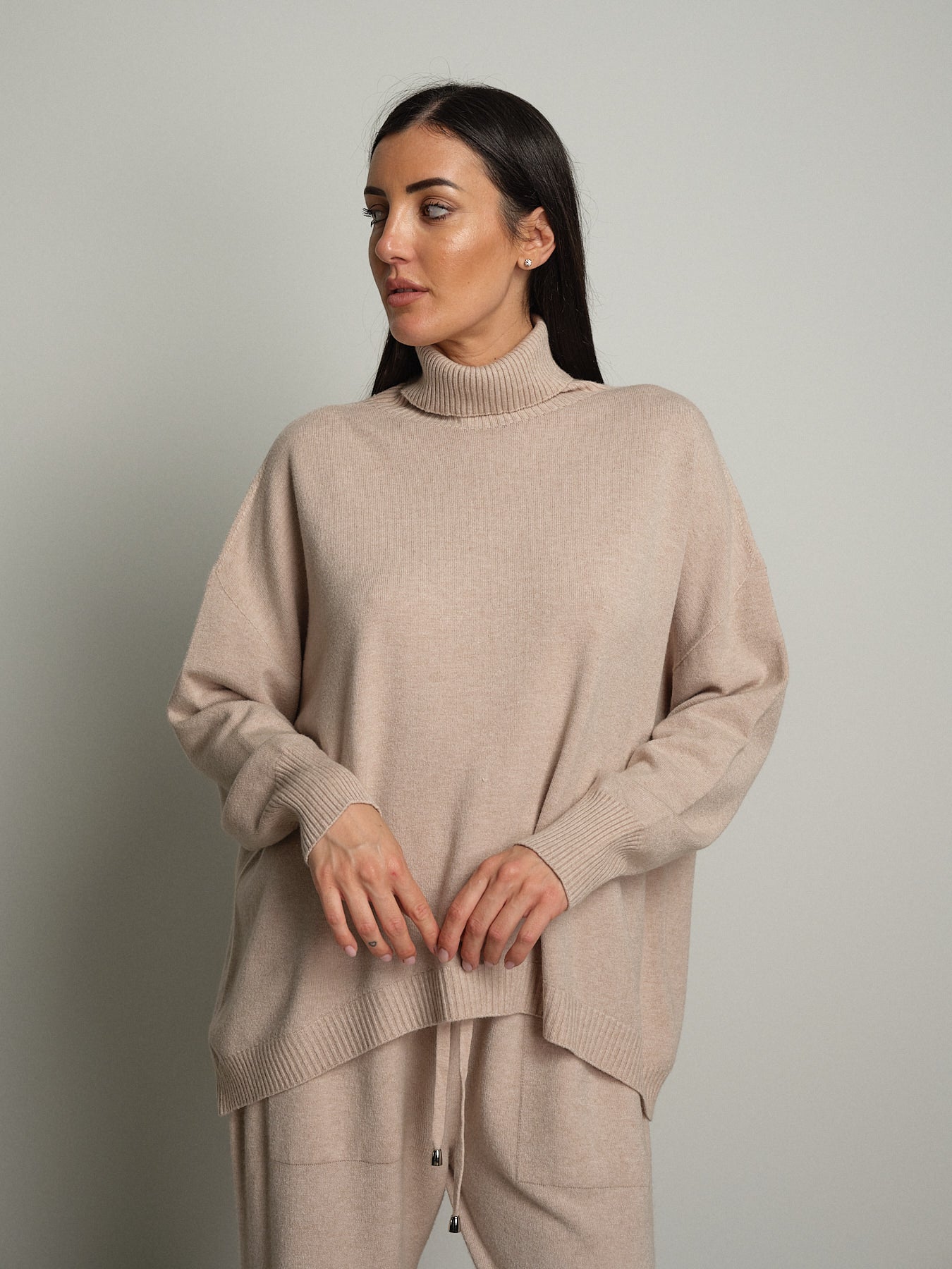 completo in maglia dolcevita - Beige