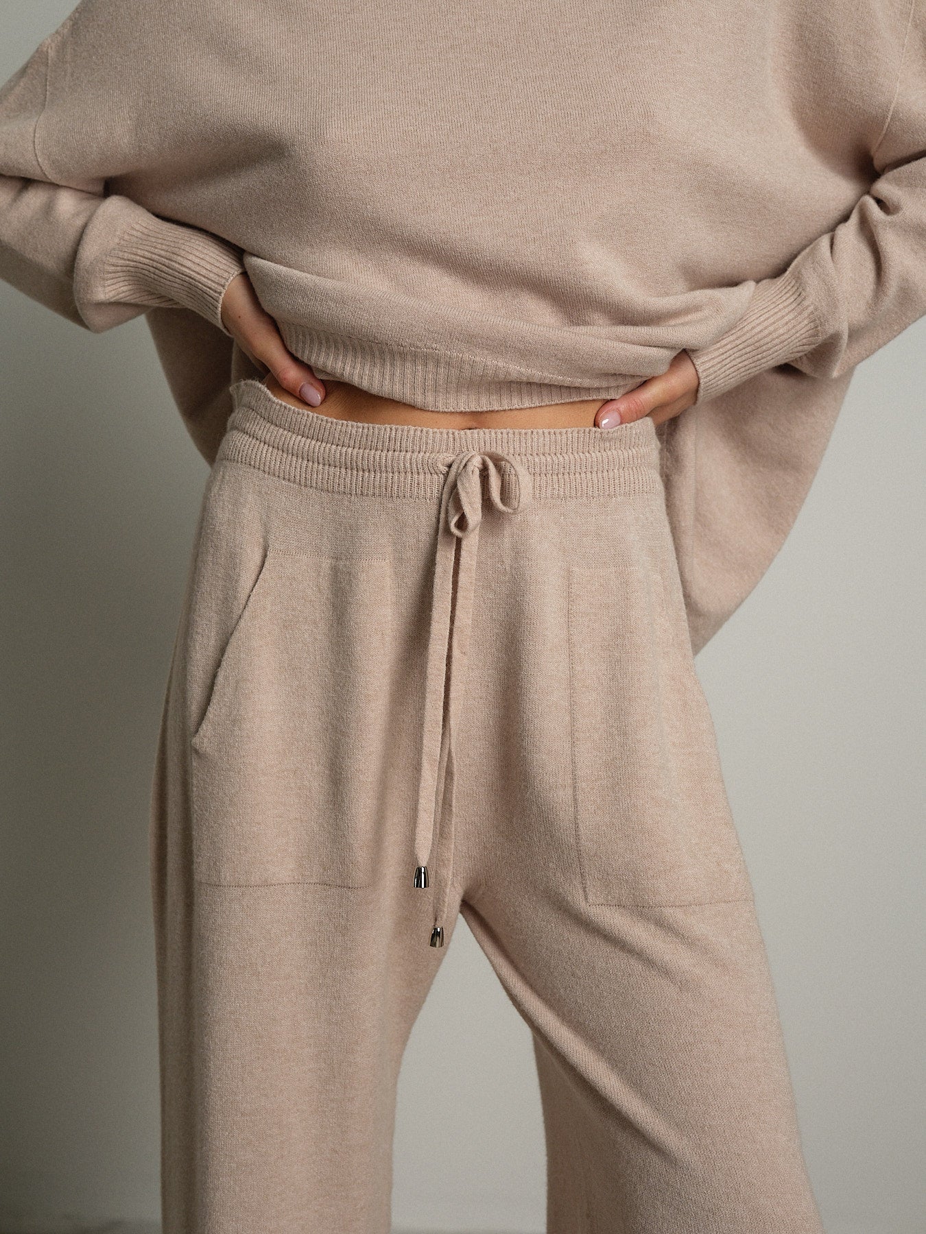 completo in maglia dolcevita - Beige