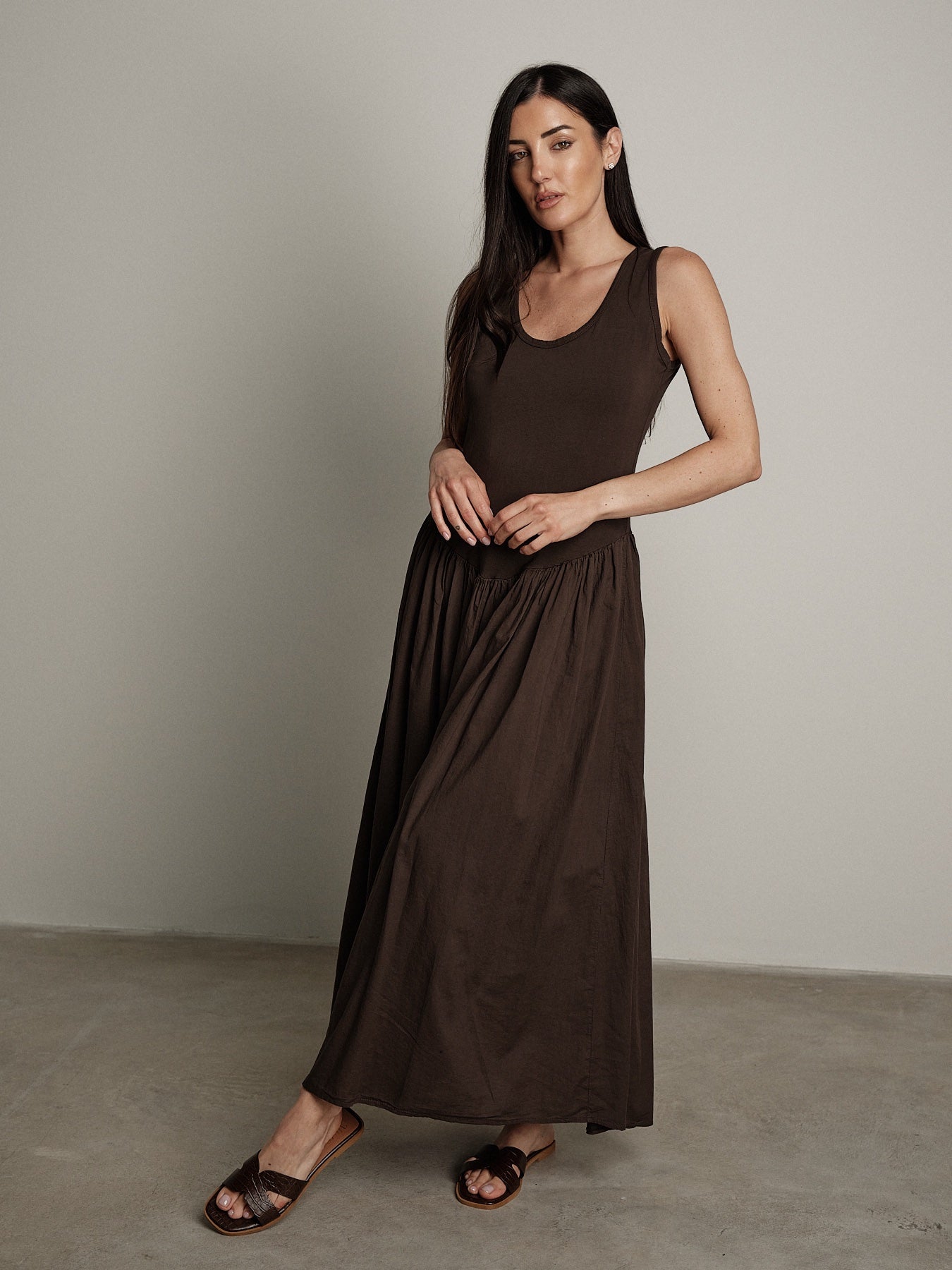 Abito cotone bimateriale balza marrone