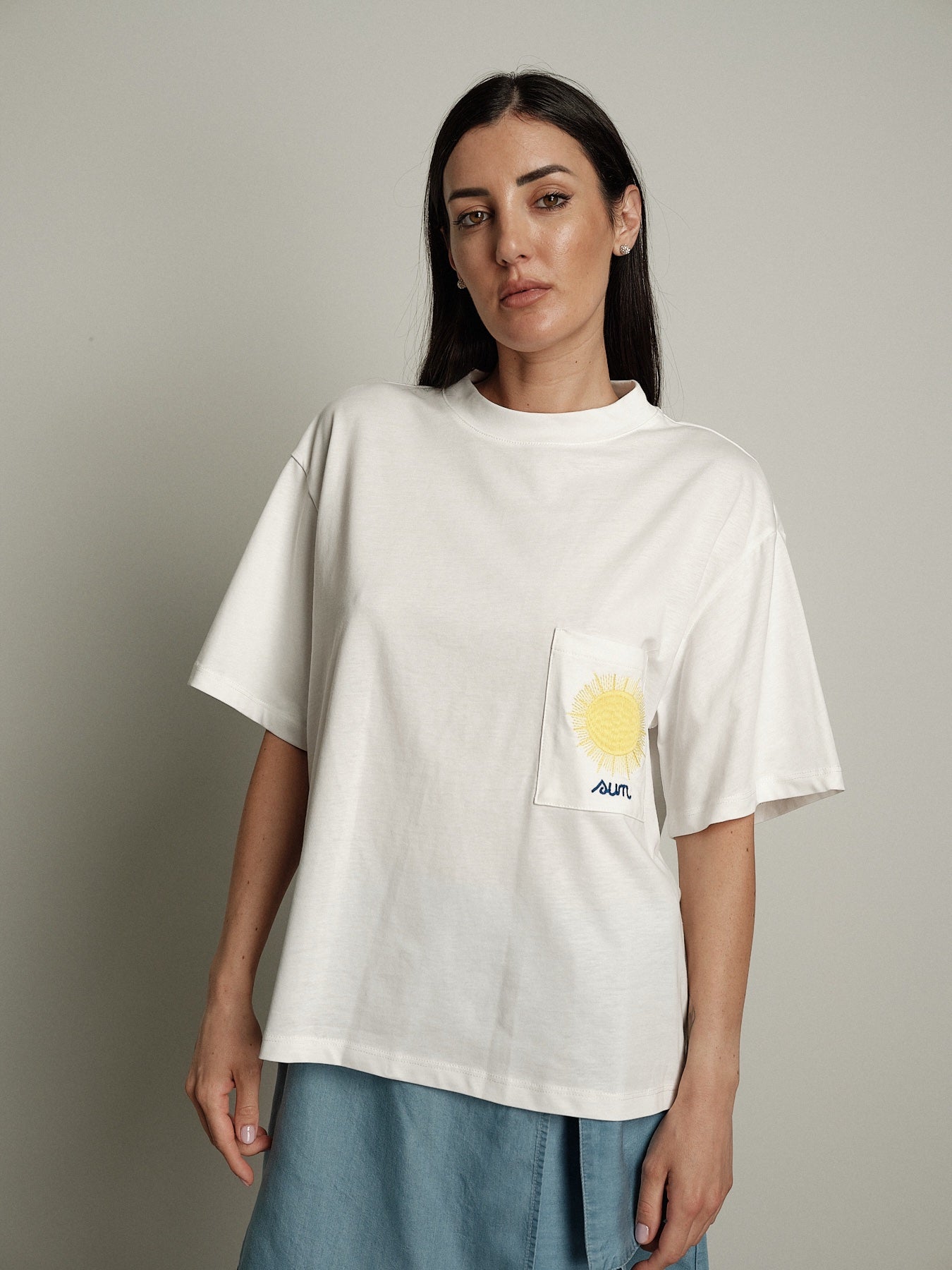 T-shirt tasca ricamata sun