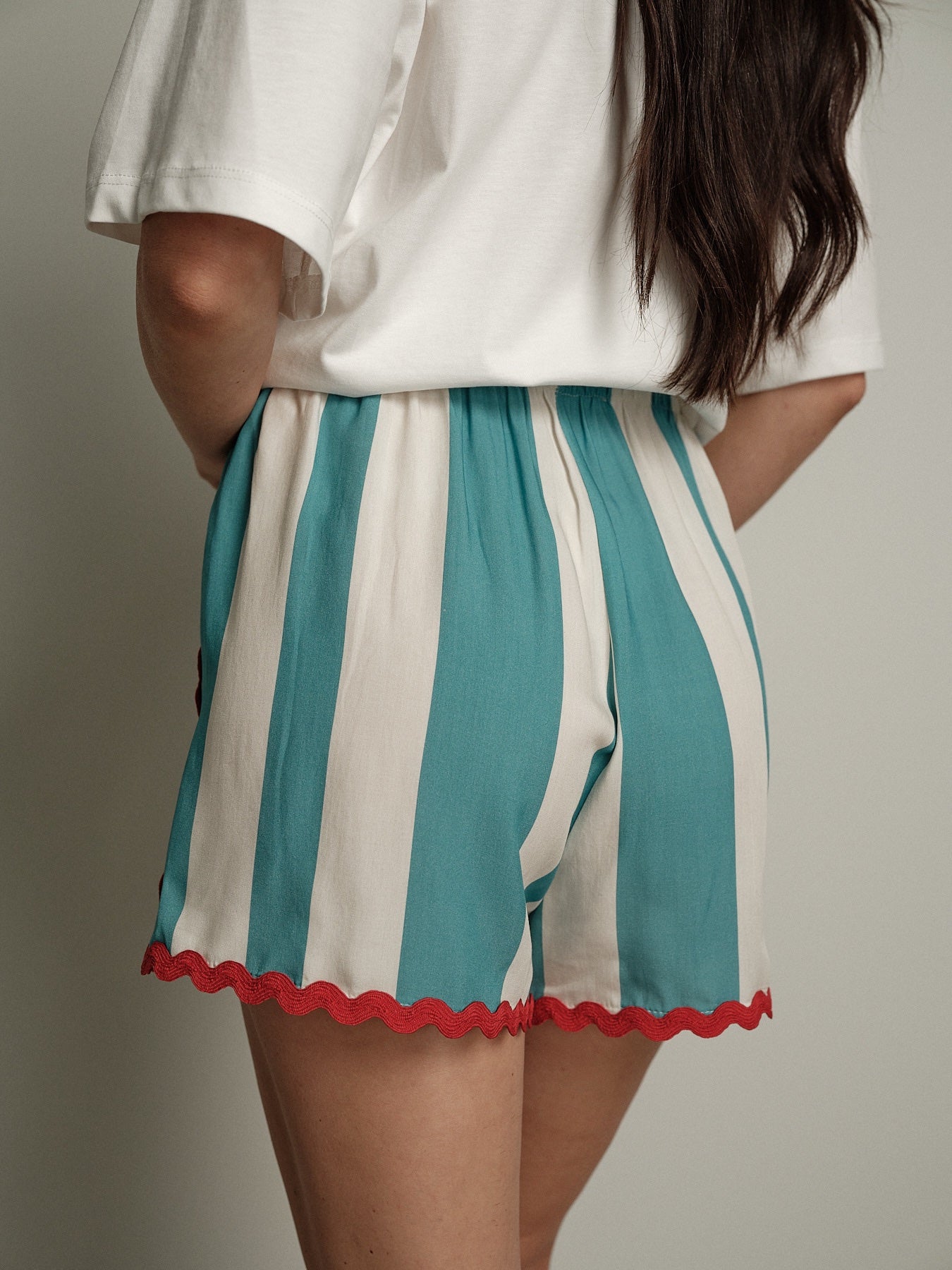 Shorts righe azzurre orli rossi