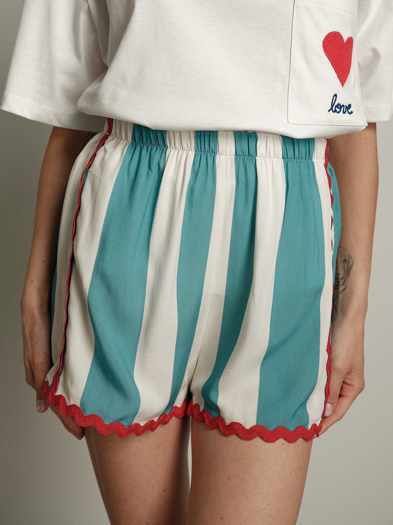 Shorts righe azzurre orli rossi