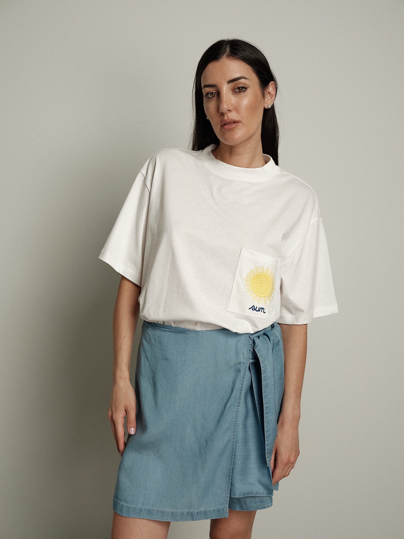 T-shirt tasca ricamata sun