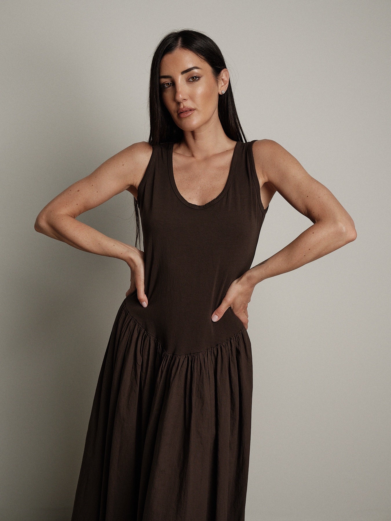 Abito cotone bimateriale balza marrone