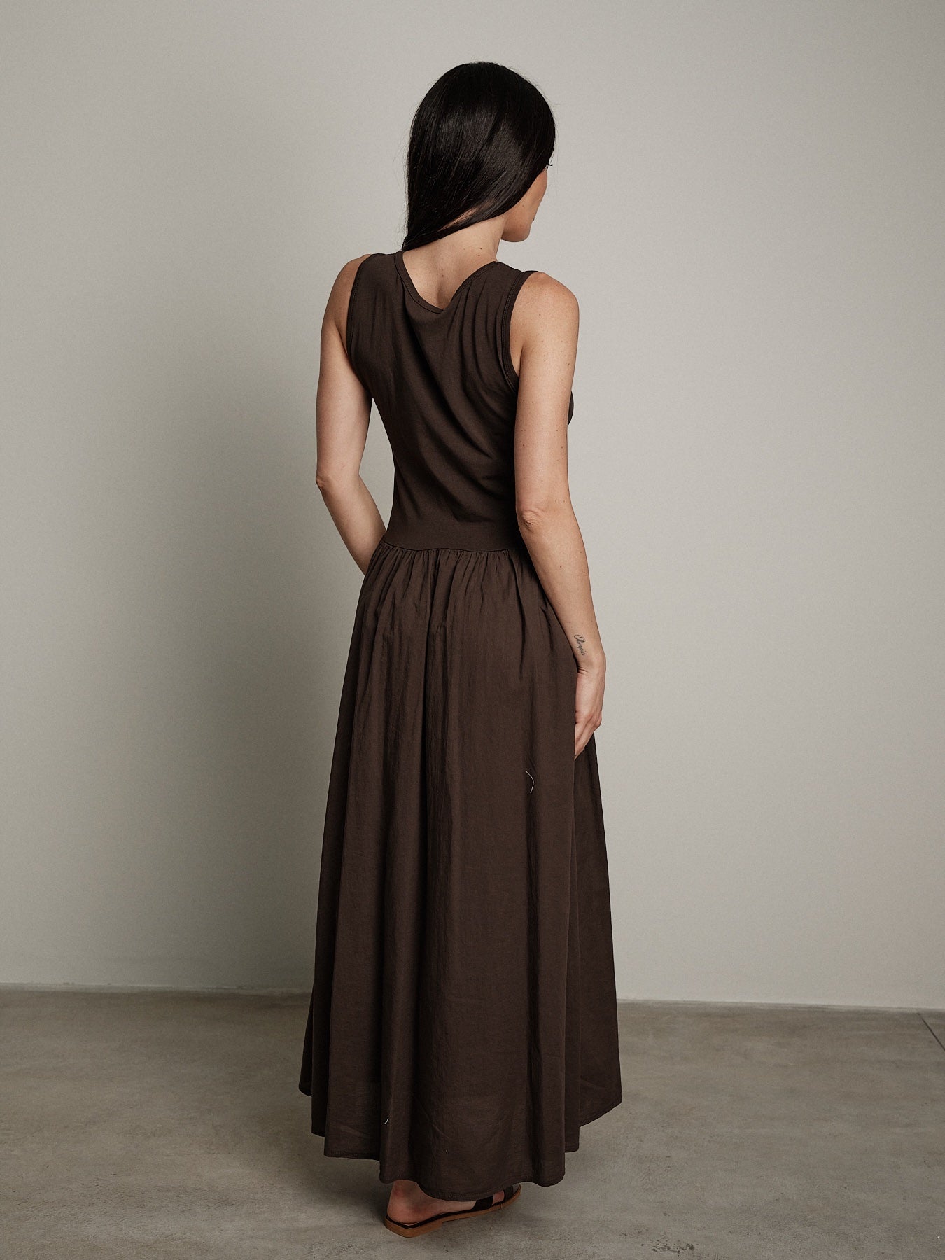 Abito cotone bimateriale balza marrone