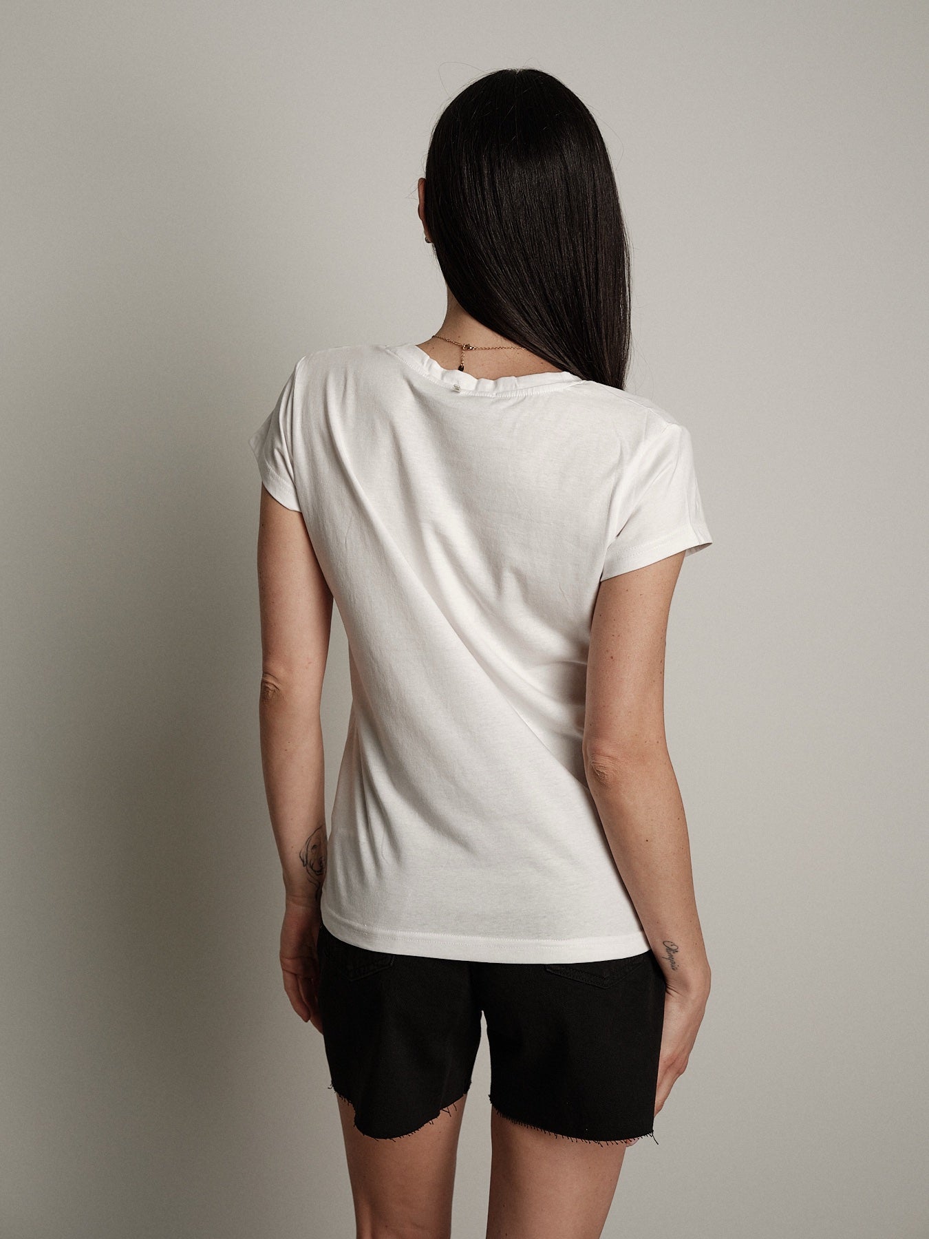 T-shirt collanina "a volte basterebbe  il mare" bianca