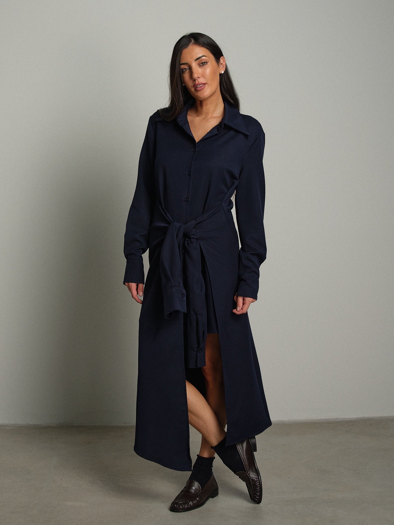 Abito maniche camicia lungo Blu-notte Haveone AVS-R115;Abito maniche camicia lungo Blu-notte Haveone AVS-R115 — foto 2;Abito maniche camicia lungo Blu-notte Haveone AVS-R115 — foto 3;Abito maniche camicia lungo Blu-notte Haveone AVS-R115 — foto 4;Abito maniche camicia lungo Blu-notte Haveone AVS-R115 — foto 5;Abito maniche camicia lungo Blu-notte Haveone AVS-R115 — foto 6