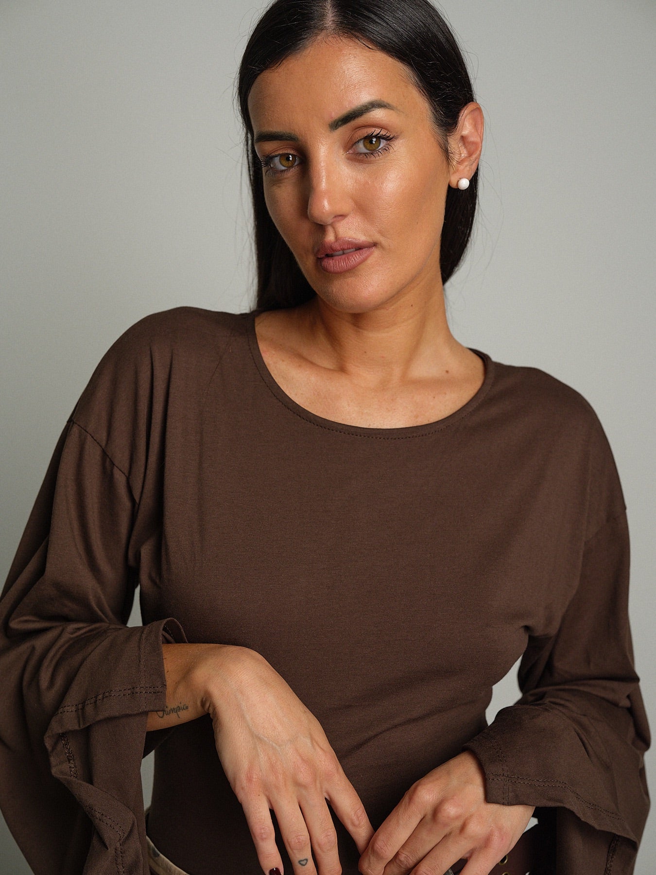 Body manica campana spacco Moro Haveone BMA-R018;Body manica campana spacco Moro Haveone BMA-R018 — foto 2;Body manica campana spacco Moro Haveone BMA-R018 — foto 3;Body manica campana spacco Moro Haveone BMA-R018 — foto 4;Body manica campana spacco Moro Haveone BMA-R018 — foto 5