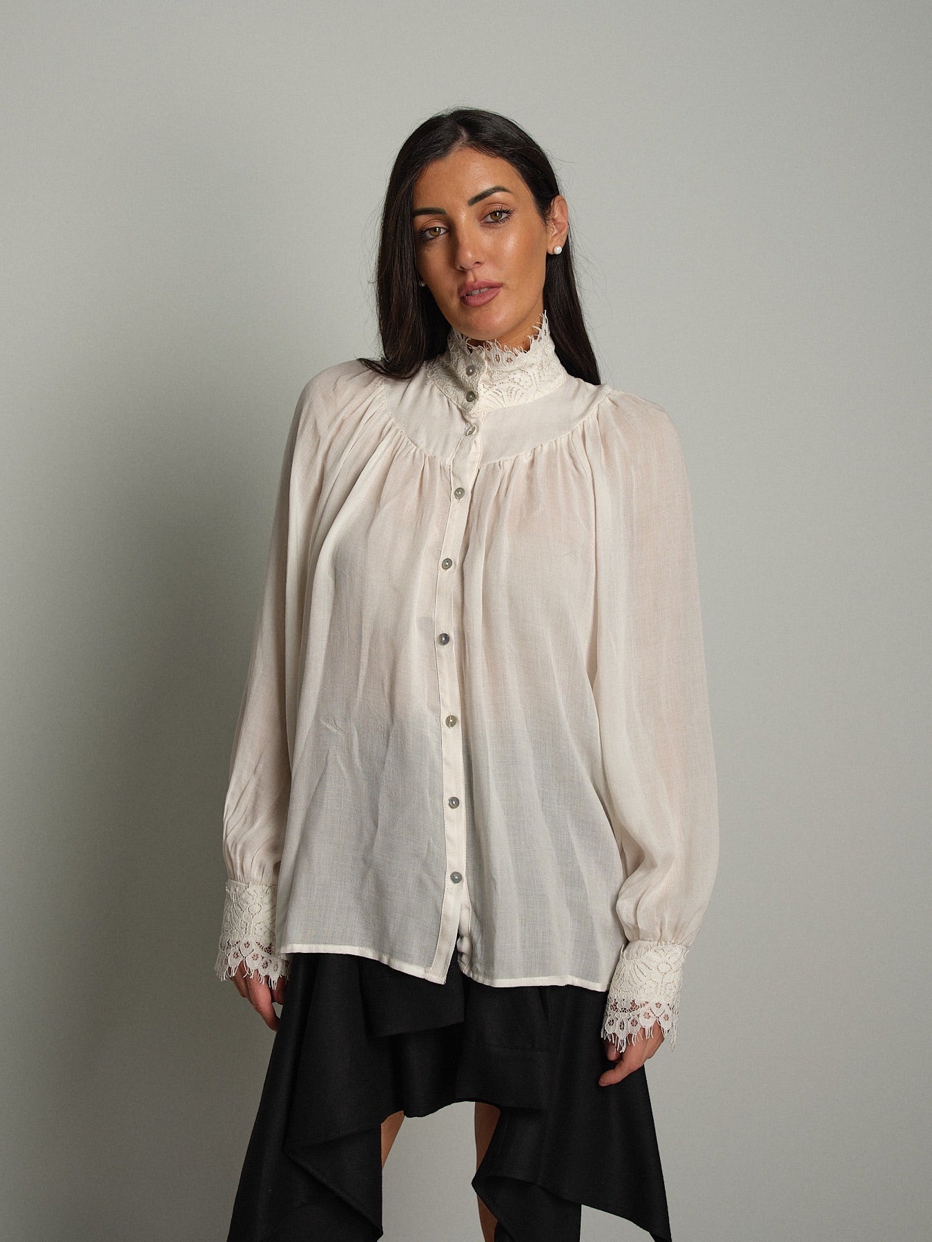 Camicia vittoriana orlo pizzo Burro Haveone CMA-R126;Camicia vittoriana orlo pizzo Burro Haveone CMA-R126 — foto 2;Camicia vittoriana orlo pizzo Burro Haveone CMA-R126 — foto 3;Camicia vittoriana orlo pizzo Burro Haveone CMA-R126 — foto 4;Camicia vittoriana orlo pizzo Burro Haveone CMA-R126 — foto 5;Camicia vittoriana orlo pizzo Burro Haveone CMA-R126 — foto 6