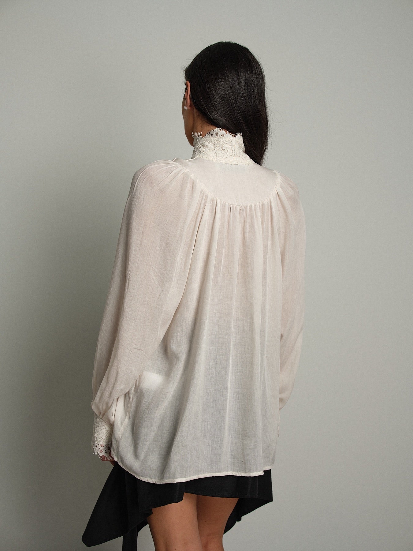 Camicia vittoriana orlo pizzo Burro Haveone CMA-R126;Camicia vittoriana orlo pizzo Burro Haveone CMA-R126 — foto 2;Camicia vittoriana orlo pizzo Burro Haveone CMA-R126 — foto 3;Camicia vittoriana orlo pizzo Burro Haveone CMA-R126 — foto 4;Camicia vittoriana orlo pizzo Burro Haveone CMA-R126 — foto 5;Camicia vittoriana orlo pizzo Burro Haveone CMA-R126 — foto 6