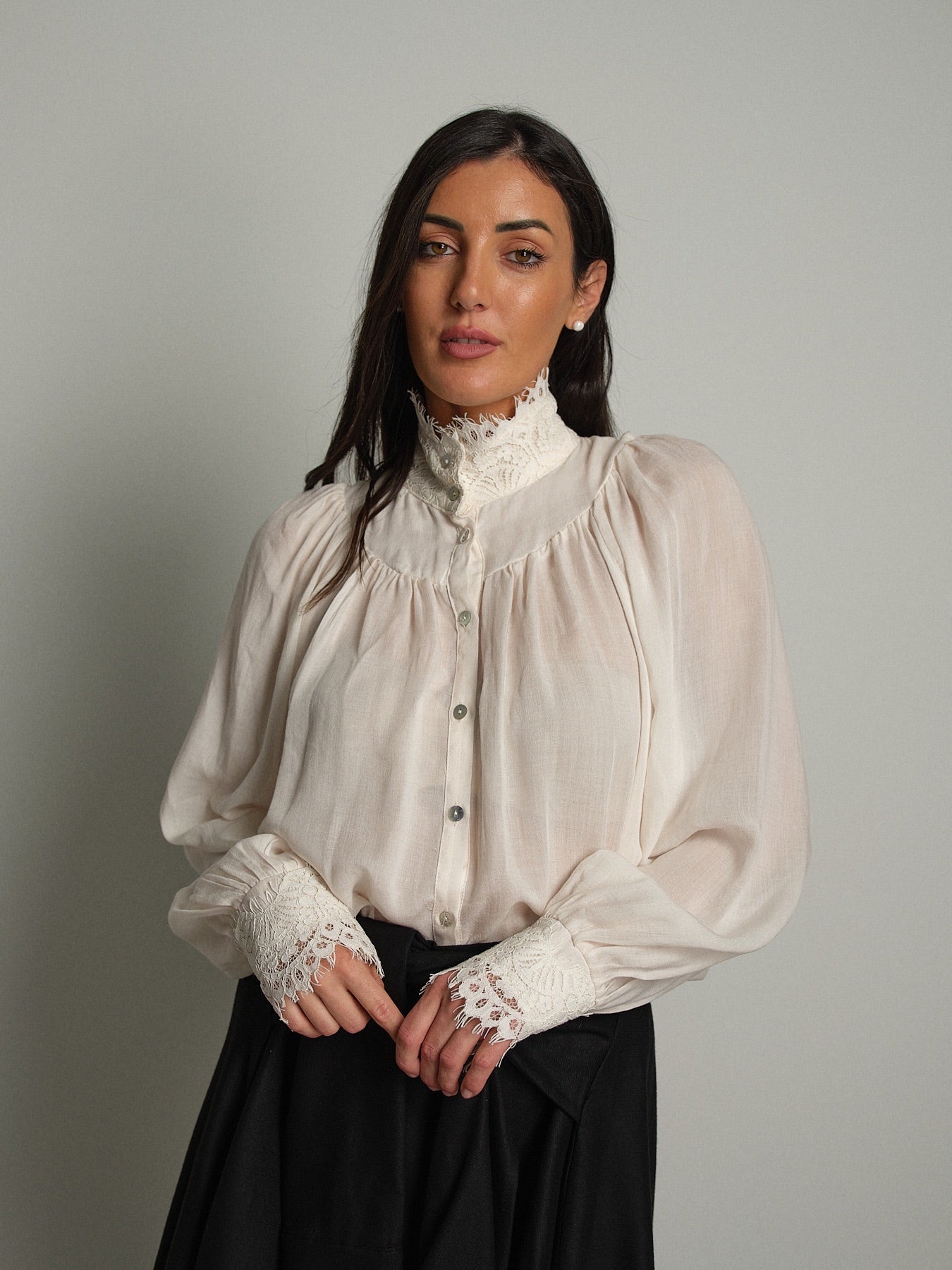 Camicia vittoriana orlo pizzo Burro Haveone CMA-R126;Camicia vittoriana orlo pizzo Burro Haveone CMA-R126 — foto 2;Camicia vittoriana orlo pizzo Burro Haveone CMA-R126 — foto 3;Camicia vittoriana orlo pizzo Burro Haveone CMA-R126 — foto 4;Camicia vittoriana orlo pizzo Burro Haveone CMA-R126 — foto 5;Camicia vittoriana orlo pizzo Burro Haveone CMA-R126 — foto 6