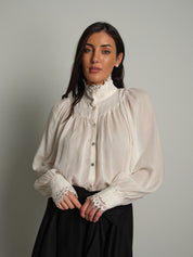 Camicia vittoriana orlo pizzo Burro Haveone CMA-R126;Camicia vittoriana orlo pizzo Burro Haveone CMA-R126 — foto 2;Camicia vittoriana orlo pizzo Burro Haveone CMA-R126 — foto 3;Camicia vittoriana orlo pizzo Burro Haveone CMA-R126 — foto 4;Camicia vittoriana orlo pizzo Burro Haveone CMA-R126 — foto 5;Camicia vittoriana orlo pizzo Burro Haveone CMA-R126 — foto 6