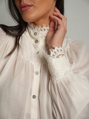 Camicia vittoriana orlo pizzo Burro Haveone CMA-R126;Camicia vittoriana orlo pizzo Burro Haveone CMA-R126 — foto 2;Camicia vittoriana orlo pizzo Burro Haveone CMA-R126 — foto 3;Camicia vittoriana orlo pizzo Burro Haveone CMA-R126 — foto 4;Camicia vittoriana orlo pizzo Burro Haveone CMA-R126 — foto 5;Camicia vittoriana orlo pizzo Burro Haveone CMA-R126 — foto 6