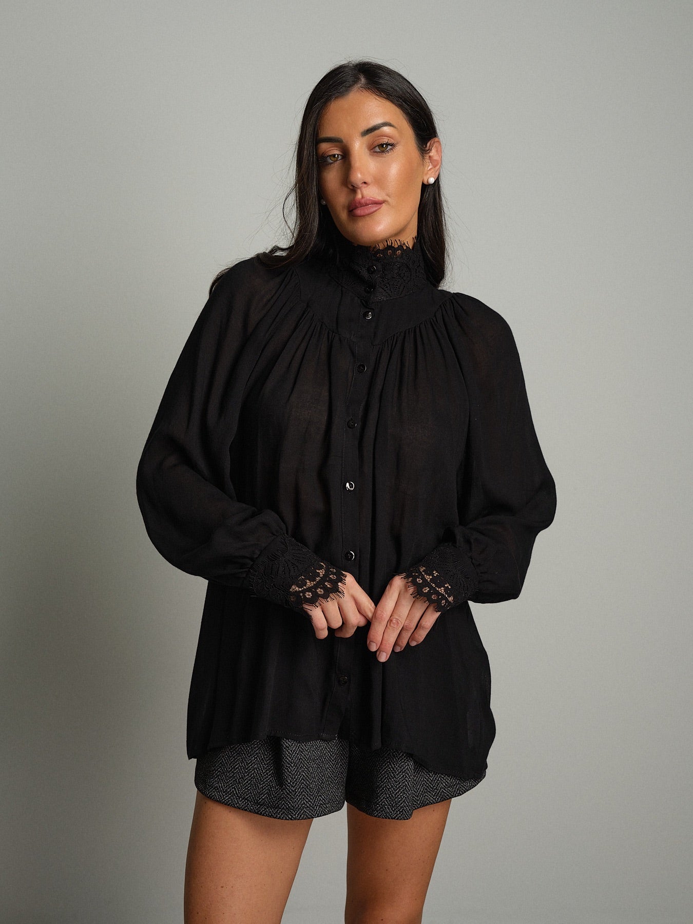 Camicia vittoriana orlo pizzo Nero Haveone CMA-R126;Camicia vittoriana orlo pizzo Nero Haveone CMA-R126 — foto 2;Camicia vittoriana orlo pizzo Nero Haveone CMA-R126 — foto 3;Camicia vittoriana orlo pizzo Nero Haveone CMA-R126 — foto 4;Camicia vittoriana orlo pizzo Nero Haveone CMA-R126 — foto 5