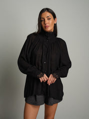 Camicia vittoriana orlo pizzo Nero Haveone CMA-R126;Camicia vittoriana orlo pizzo Nero Haveone CMA-R126 — foto 2;Camicia vittoriana orlo pizzo Nero Haveone CMA-R126 — foto 3;Camicia vittoriana orlo pizzo Nero Haveone CMA-R126 — foto 4;Camicia vittoriana orlo pizzo Nero Haveone CMA-R126 — foto 5
