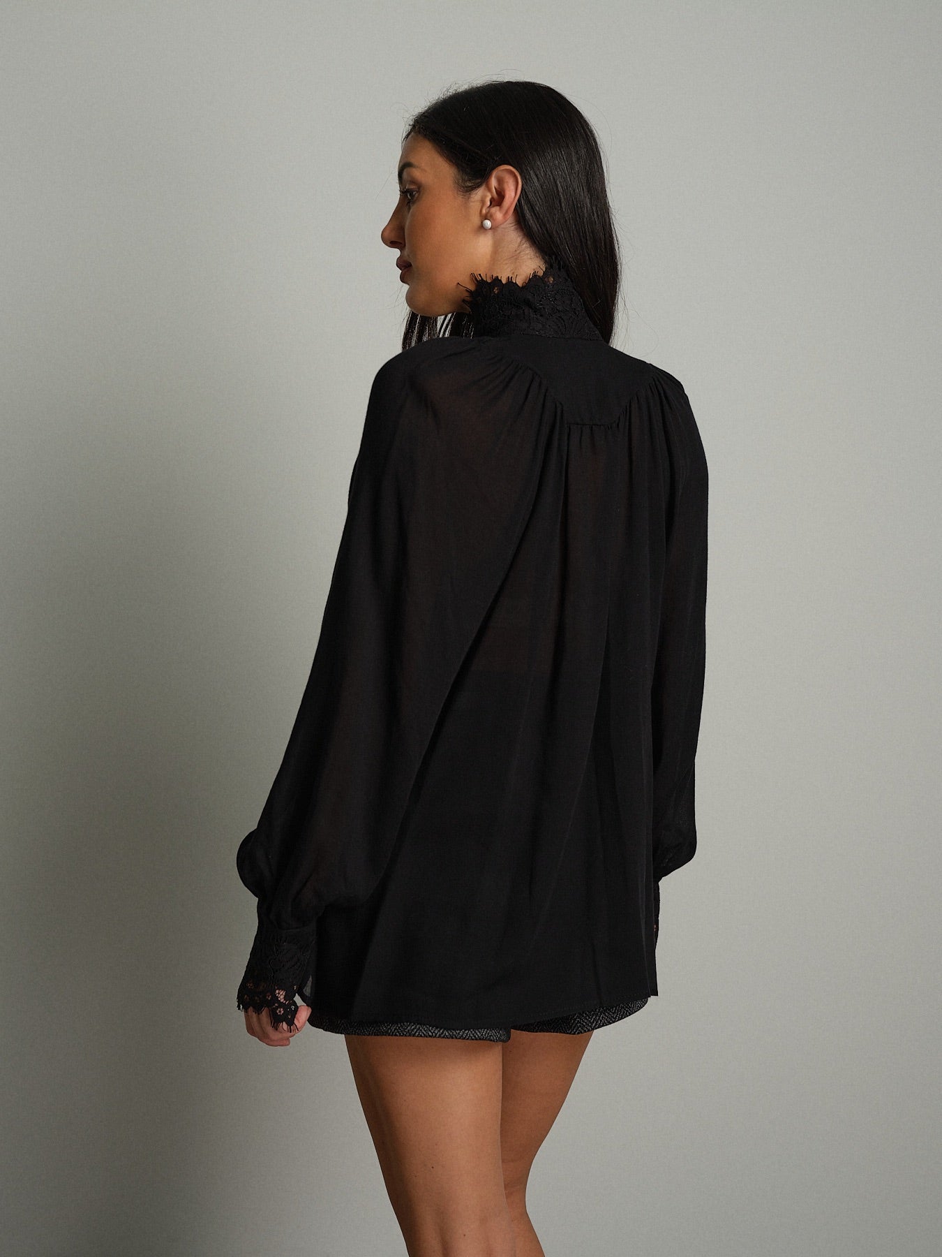 Camicia vittoriana orlo pizzo Nero Haveone CMA-R126;Camicia vittoriana orlo pizzo Nero Haveone CMA-R126 — foto 2;Camicia vittoriana orlo pizzo Nero Haveone CMA-R126 — foto 3;Camicia vittoriana orlo pizzo Nero Haveone CMA-R126 — foto 4;Camicia vittoriana orlo pizzo Nero Haveone CMA-R126 — foto 5