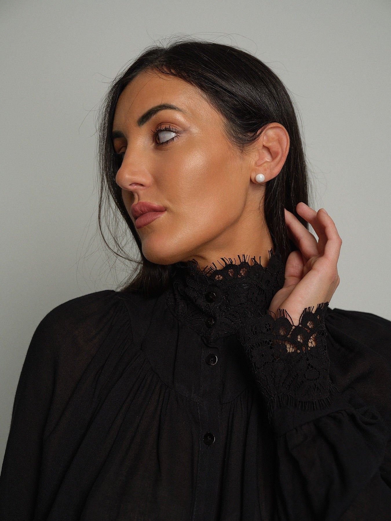 Camicia vittoriana orlo pizzo Nero Haveone CMA-R126;Camicia vittoriana orlo pizzo Nero Haveone CMA-R126 — foto 2;Camicia vittoriana orlo pizzo Nero Haveone CMA-R126 — foto 3;Camicia vittoriana orlo pizzo Nero Haveone CMA-R126 — foto 4;Camicia vittoriana orlo pizzo Nero Haveone CMA-R126 — foto 5