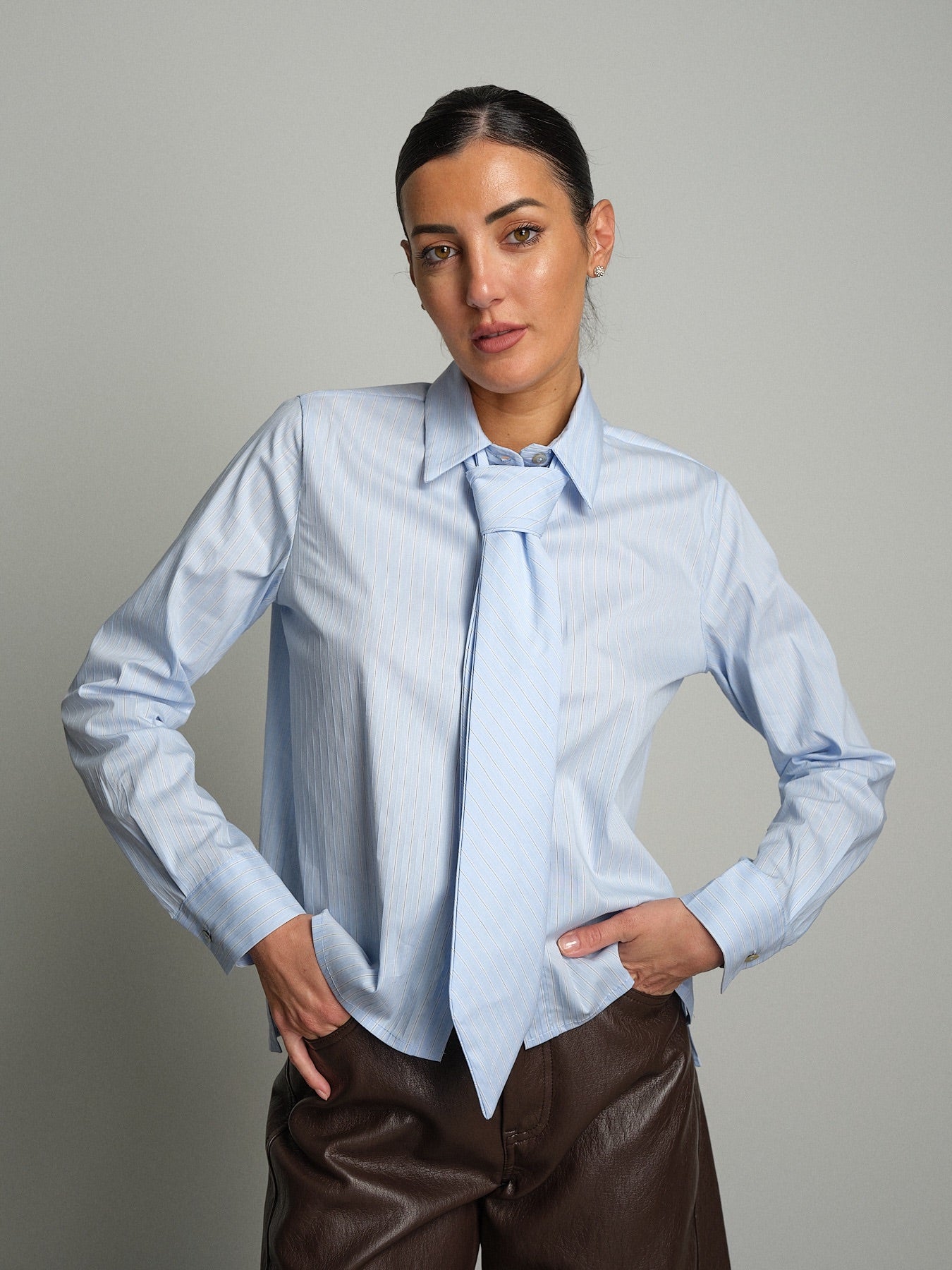 Camicia riga cravatta Azzurro Haveone CNO-R128;Camicia riga cravatta Azzurro Haveone CNO-R128 — foto 2;Camicia riga cravatta Azzurro Haveone CNO-R128 — foto 3;Camicia riga cravatta Azzurro Haveone CNO-R128 — foto 4;Camicia riga cravatta Azzurro Haveone CNO-R128 — foto 5