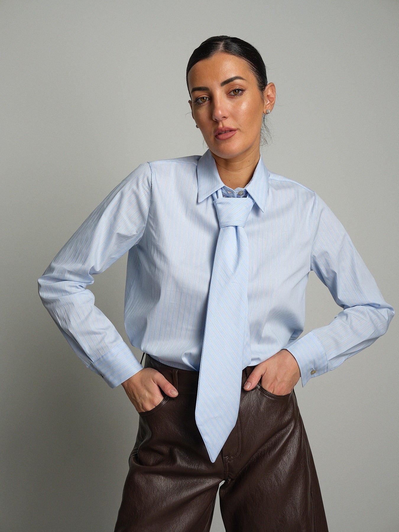 Camicia riga cravatta Azzurro Haveone CNO-R128;Camicia riga cravatta Azzurro Haveone CNO-R128 — foto 2;Camicia riga cravatta Azzurro Haveone CNO-R128 — foto 3;Camicia riga cravatta Azzurro Haveone CNO-R128 — foto 4;Camicia riga cravatta Azzurro Haveone CNO-R128 — foto 5