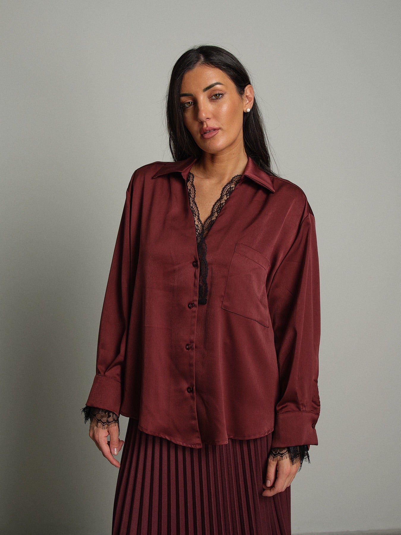 Camicia raso scollo V pizzo Bordeaux Haveone CVS-R119;Camicia raso scollo V pizzo Bordeaux Haveone CVS-R119 — foto 2;Camicia raso scollo V pizzo Bordeaux Haveone CVS-R119 — foto 3;Camicia raso scollo V pizzo Bordeaux Haveone CVS-R119 — foto 4;Camicia raso scollo V pizzo Bordeaux Haveone CVS-R119 — foto 5;Camicia raso scollo V pizzo Bordeaux Haveone CVS-R119 — foto 6