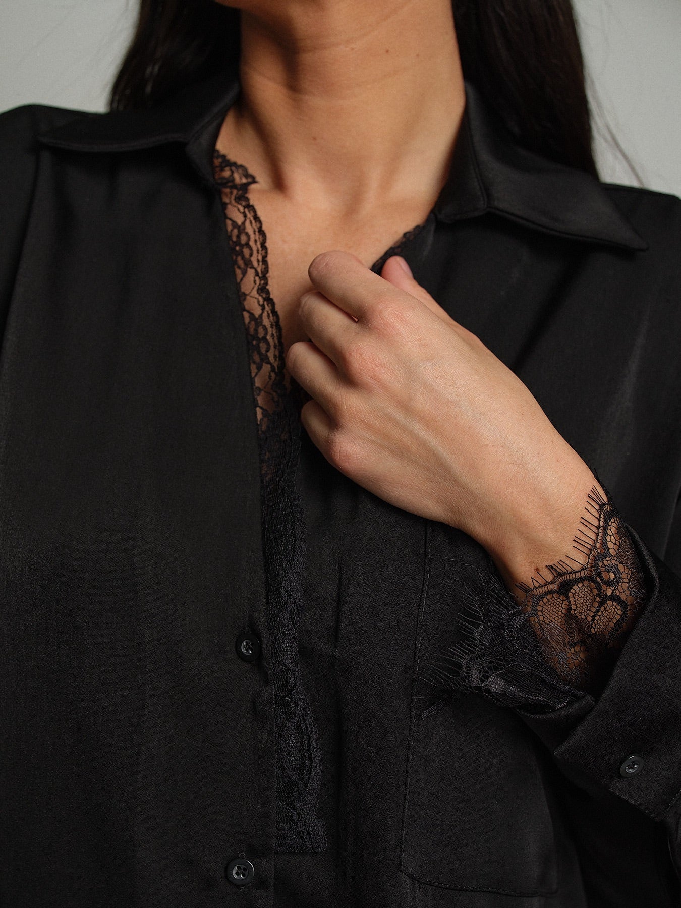 Camicia raso scollo V pizzo Nero Haveone CVS-R119;Camicia raso scollo V pizzo Nero Haveone CVS-R119 — foto 2;Camicia raso scollo V pizzo Nero Haveone CVS-R119 — foto 3;Camicia raso scollo V pizzo Nero Haveone CVS-R119 — foto 4;Camicia raso scollo V pizzo Nero Haveone CVS-R119 — foto 5;Camicia raso scollo V pizzo Nero Haveone CVS-R119 — foto 6