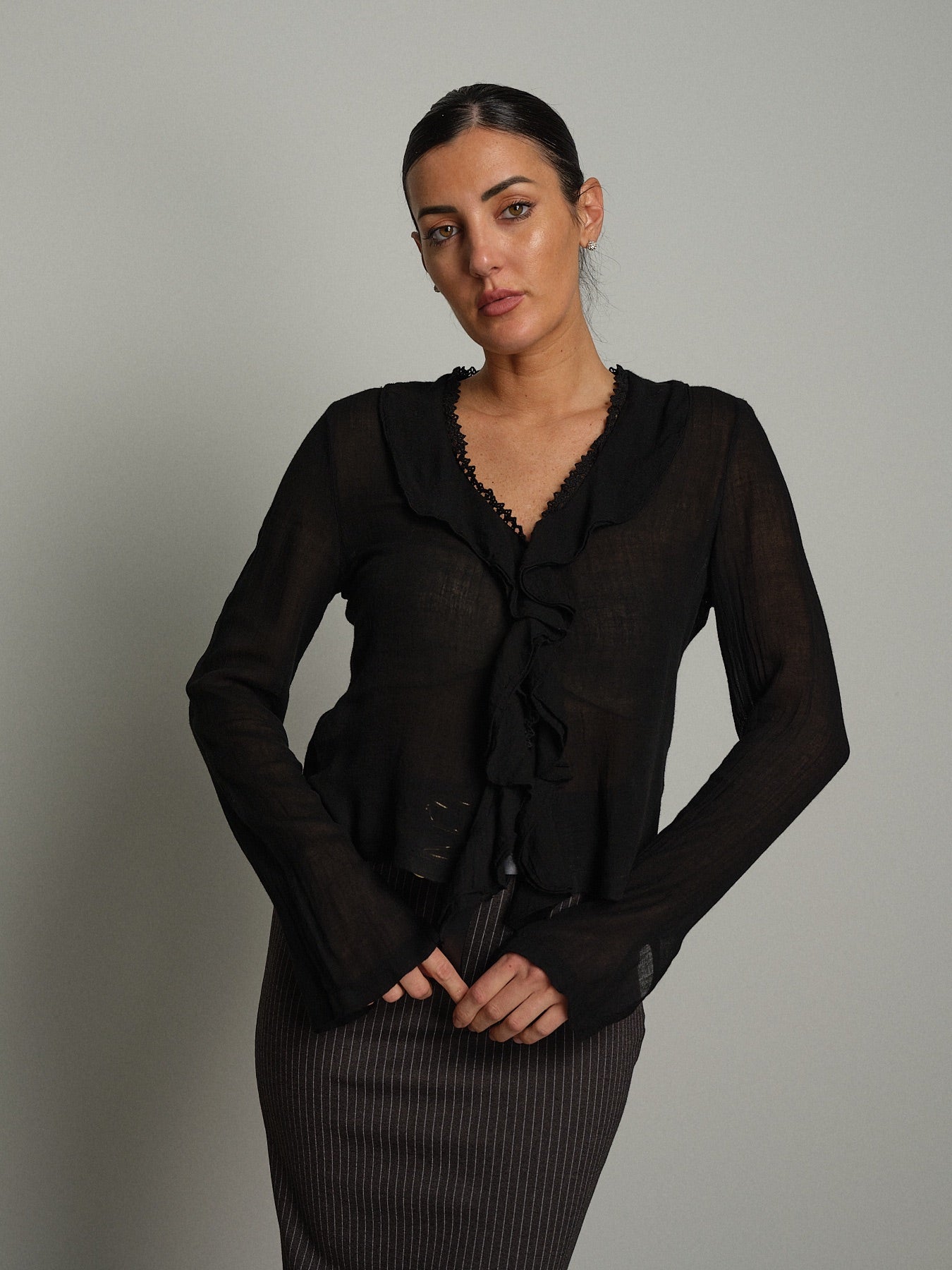Camicia Rouches scollo V Nero Haveone CVS-R130;Camicia Rouches scollo V Nero Haveone CVS-R130 — foto 2;Camicia Rouches scollo V Nero Haveone CVS-R130 — foto 3;Camicia Rouches scollo V Nero Haveone CVS-R130 — foto 4