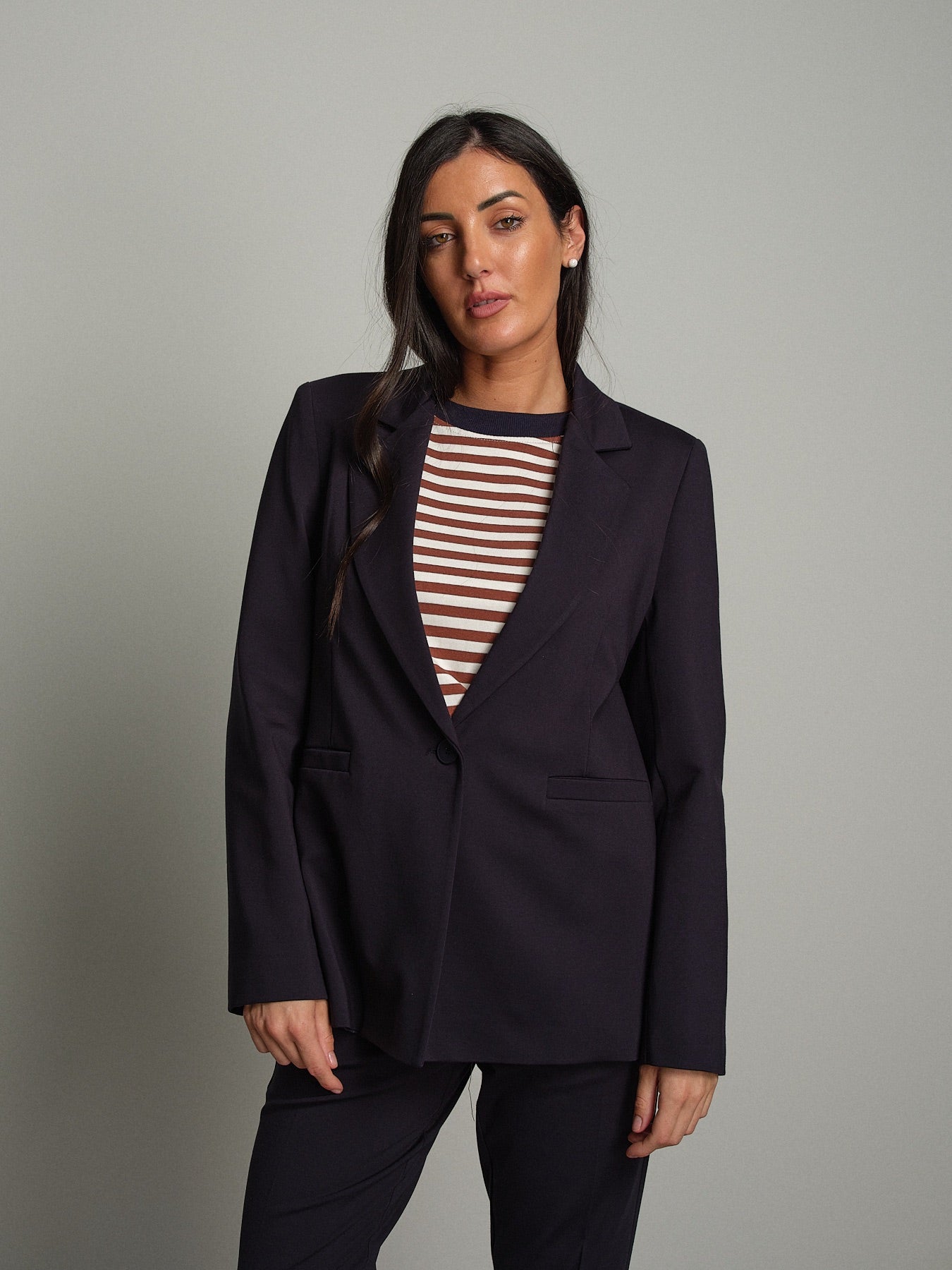 Giacca monopetto Anna Blu-notte Haveone JIA-R101;Giacca monopetto Anna Blu-notte Haveone JIA-R101 — foto 2;Giacca monopetto Anna Blu-notte Haveone JIA-R101 — foto 3;Giacca monopetto Anna Blu-notte Haveone JIA-R101 — foto 4;Giacca monopetto Anna Blu-notte Haveone JIA-R101 — foto 5