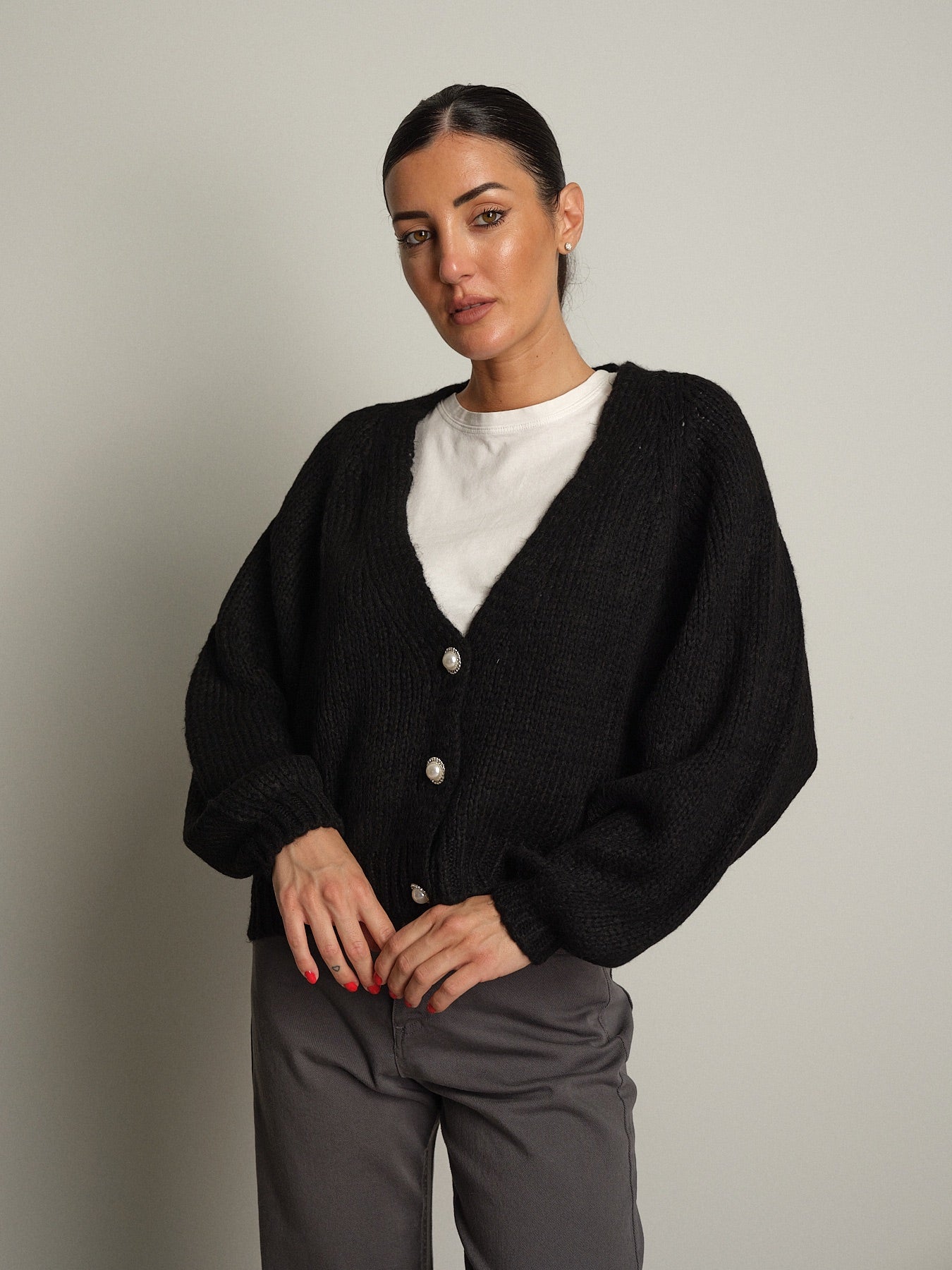 cardigan bottoni gioiello Nero haveone JIT-R027;cardigan bottoni gioiello Nero haveone JIT-R027 — foto 2;cardigan bottoni gioiello Nero haveone JIT-R027 — foto 3;cardigan bottoni gioiello Nero haveone JIT-R027 — foto 4;cardigan bottoni gioiello Nero haveone JIT-R027 — foto 5;cardigan bottoni gioiello Nero haveone JIT-R027 — foto 6;cardigan bottoni gioiello Nero haveone JIT-R027 — foto 7;cardigan bottoni gioiello Nero haveone JIT-R027 — foto 8