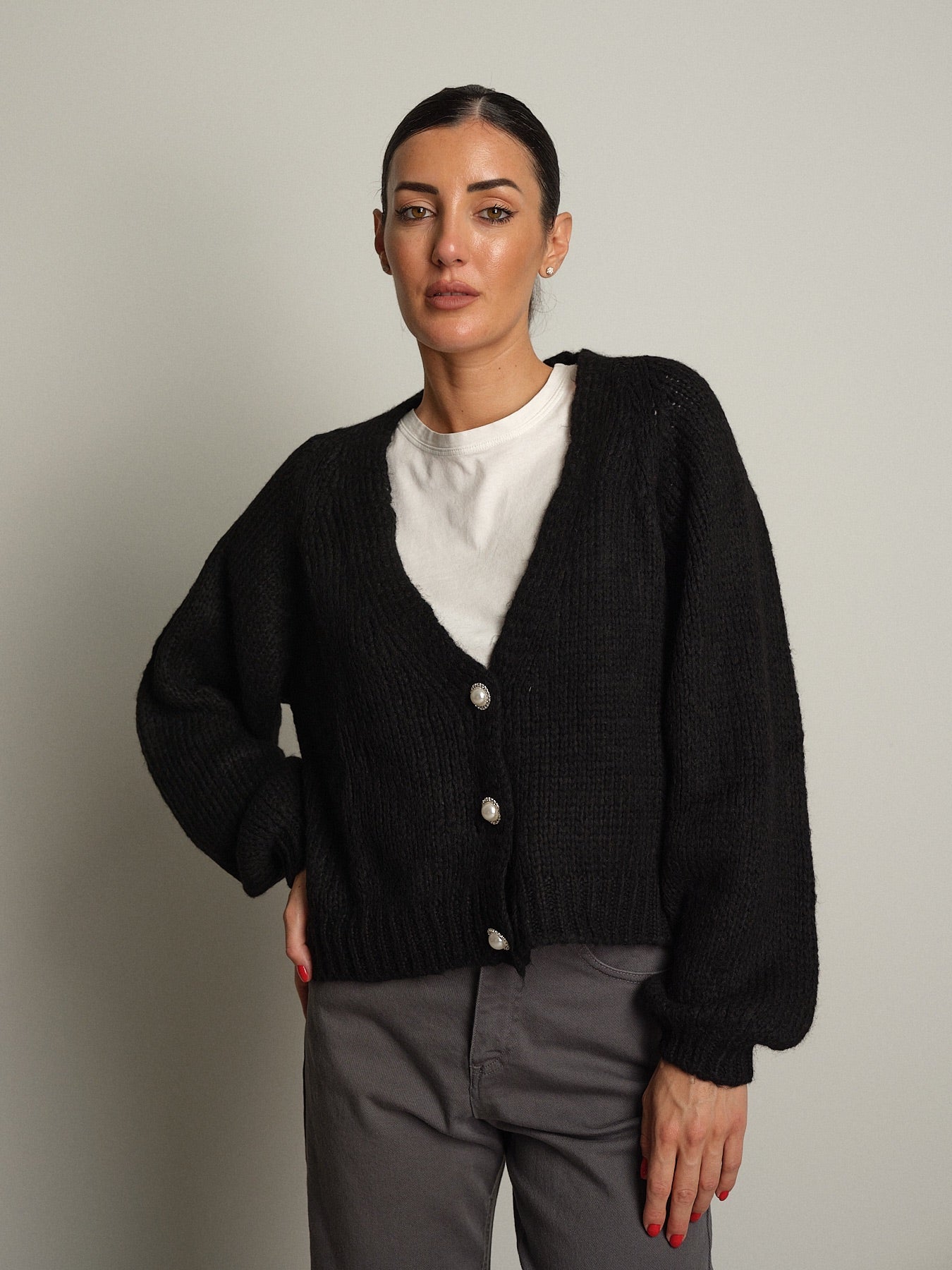cardigan bottoni gioiello Nero haveone JIT-R027;cardigan bottoni gioiello Nero haveone JIT-R027 — foto 2;cardigan bottoni gioiello Nero haveone JIT-R027 — foto 3;cardigan bottoni gioiello Nero haveone JIT-R027 — foto 4;cardigan bottoni gioiello Nero haveone JIT-R027 — foto 5;cardigan bottoni gioiello Nero haveone JIT-R027 — foto 6;cardigan bottoni gioiello Nero haveone JIT-R027 — foto 7;cardigan bottoni gioiello Nero haveone JIT-R027 — foto 8